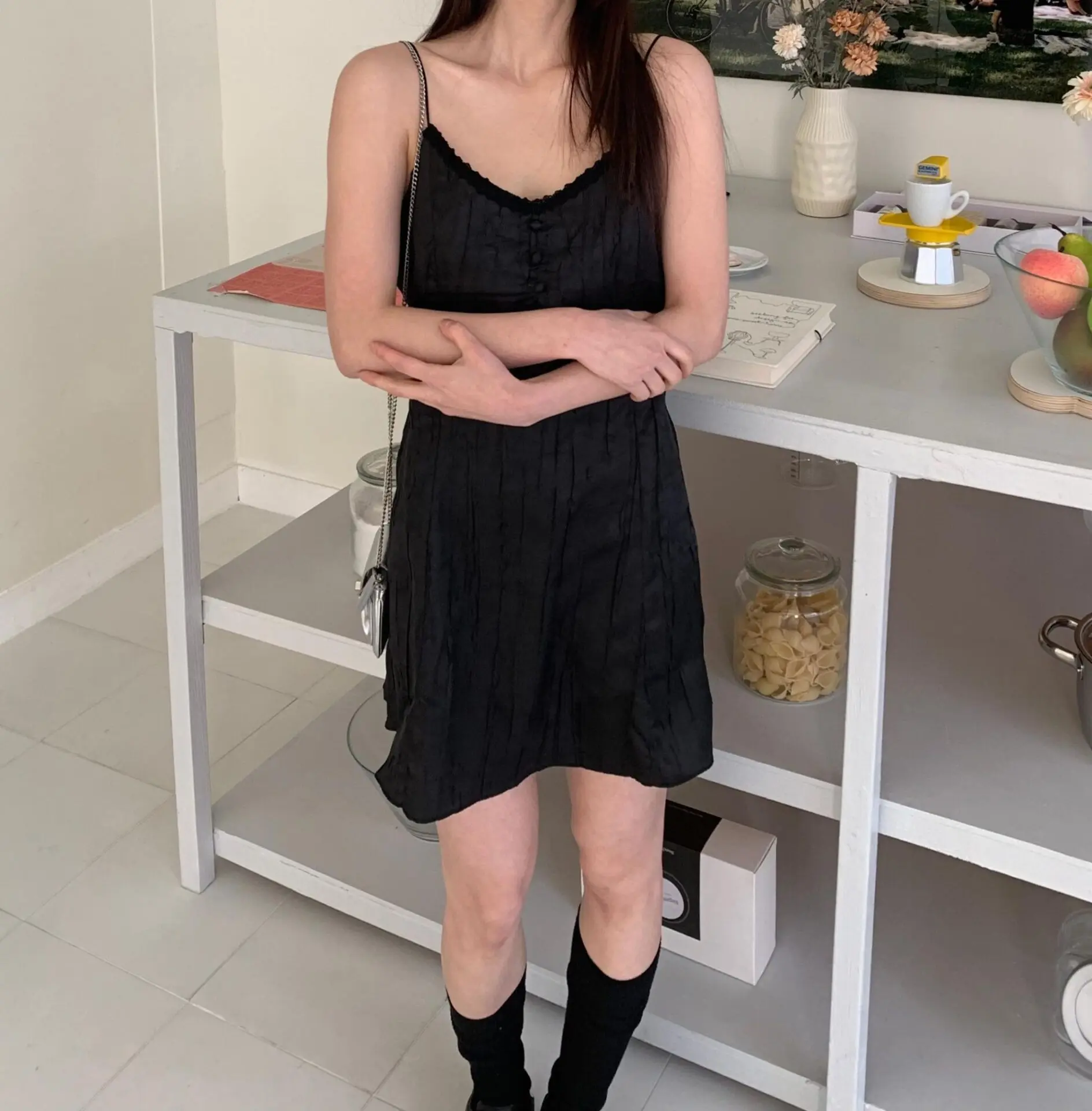 漂亮寶貝皺摺細肩帶光澤洋裝 (黑)