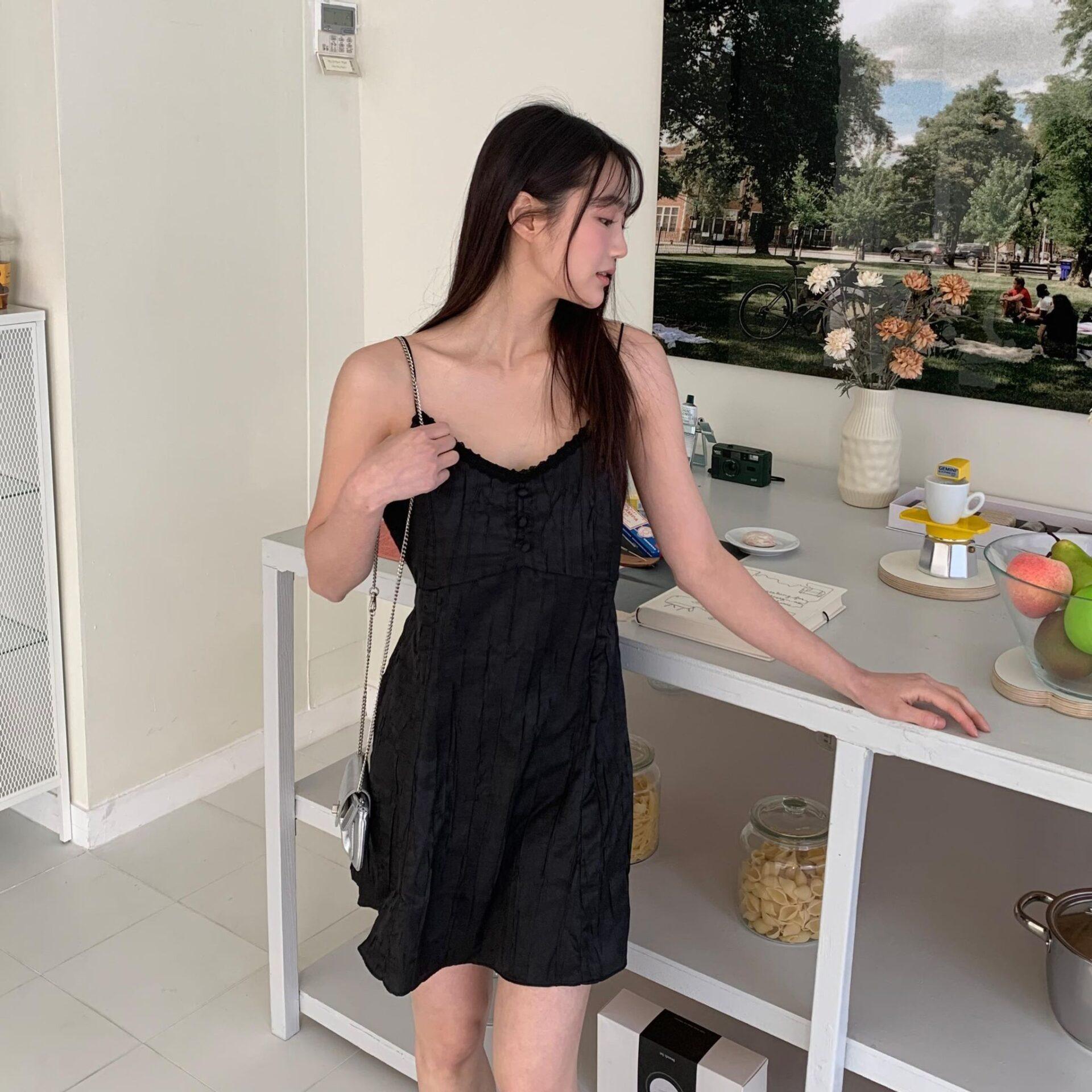 漂亮寶貝皺摺細肩帶光澤洋裝 (黑)