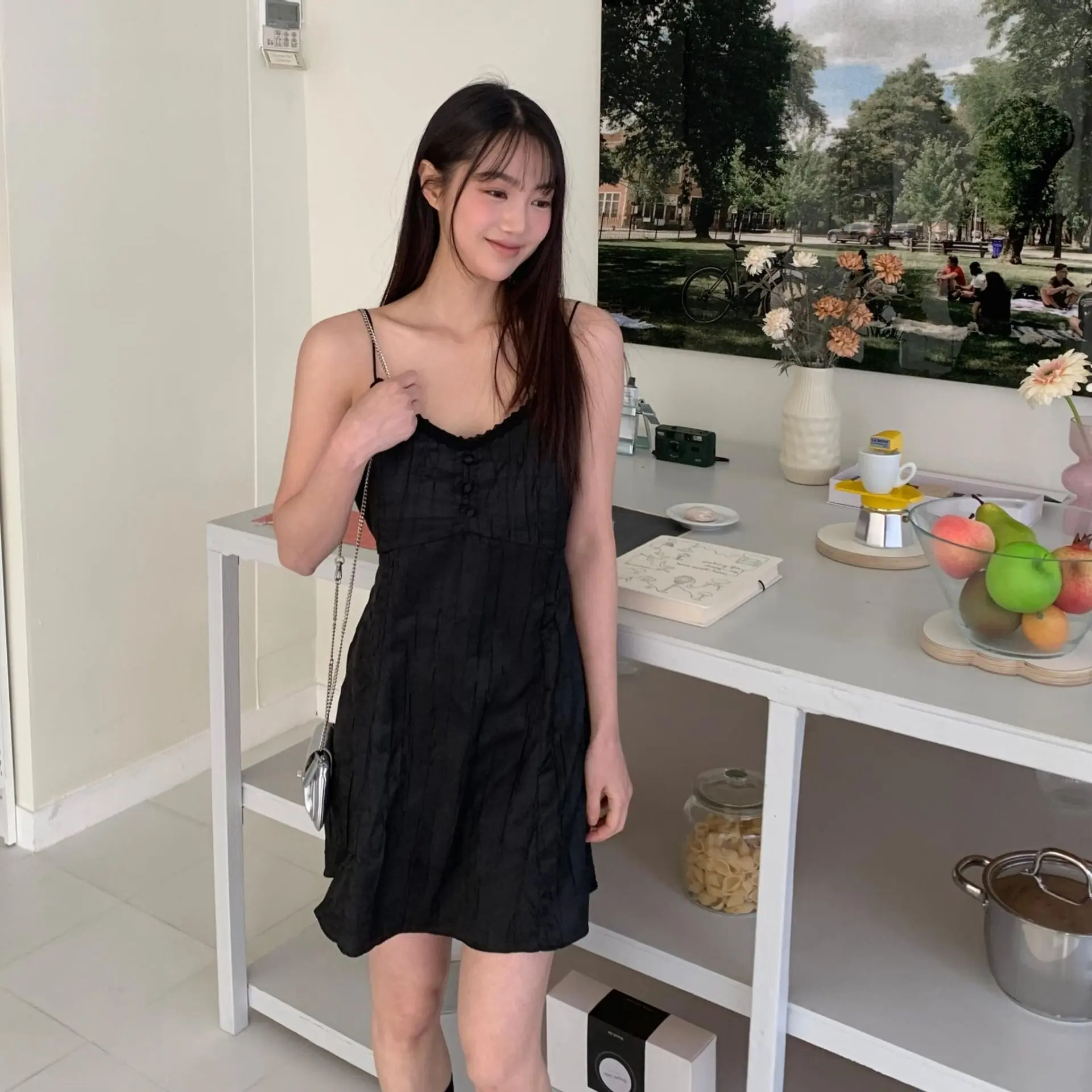 漂亮寶貝皺摺細肩帶光澤洋裝 (黑)