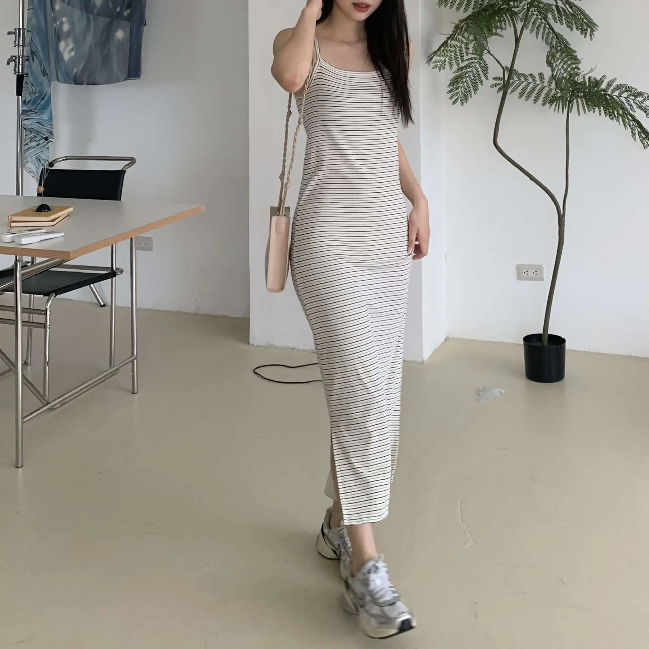 超顯瘦合身彈性條紋洋裝 (白)