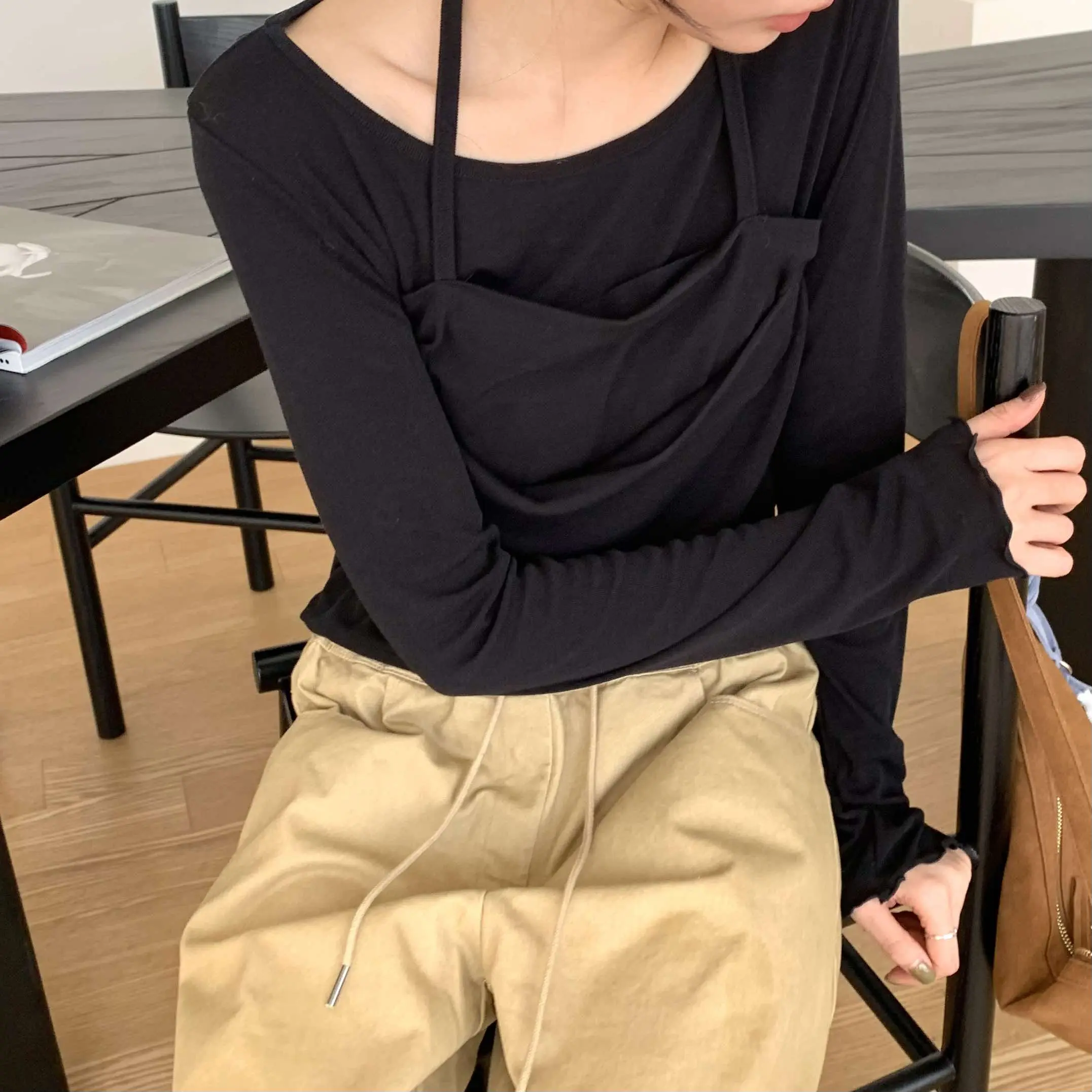 質感小辣層次繞頸上衣 (黑)