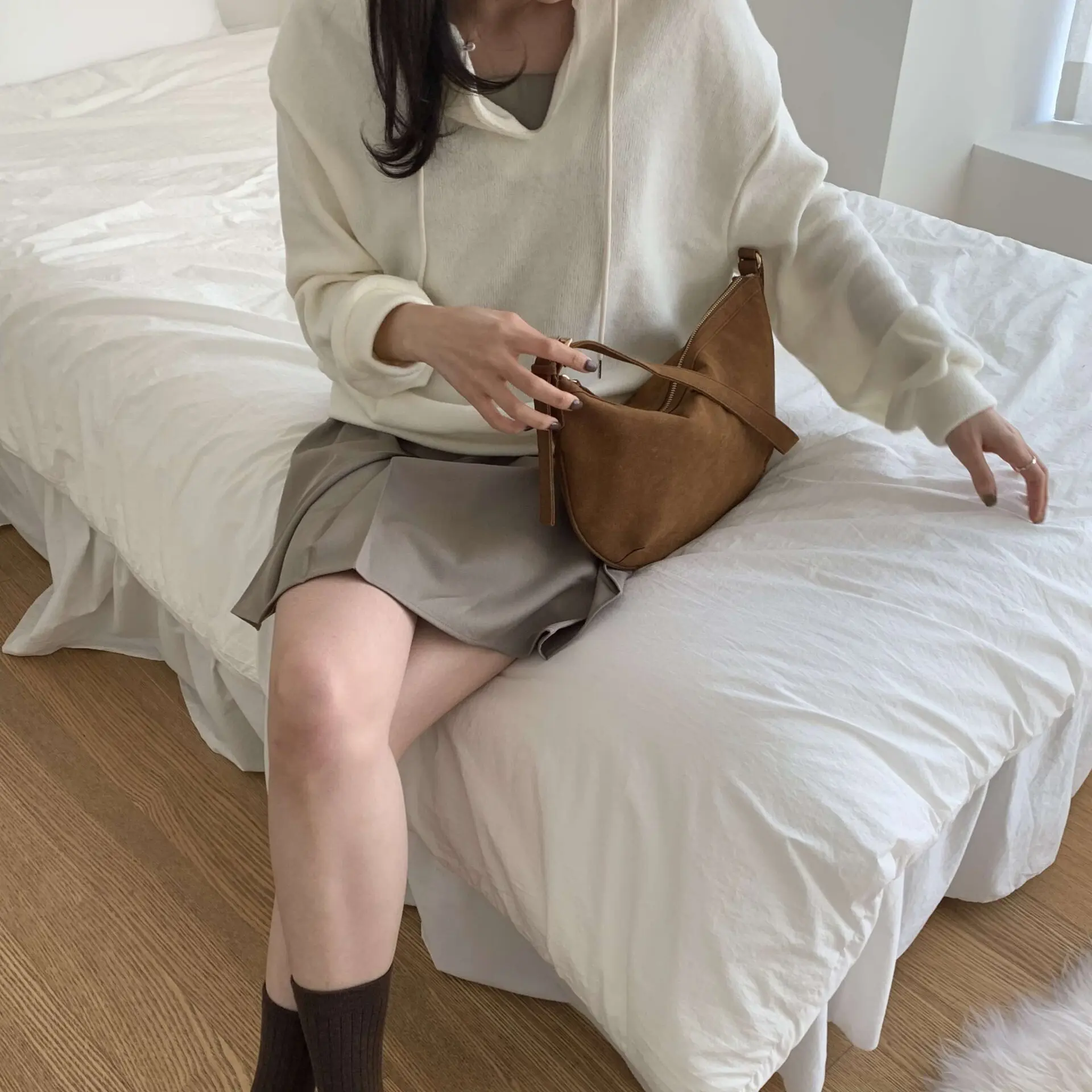 設計師檔口麂皮半月包(2色)