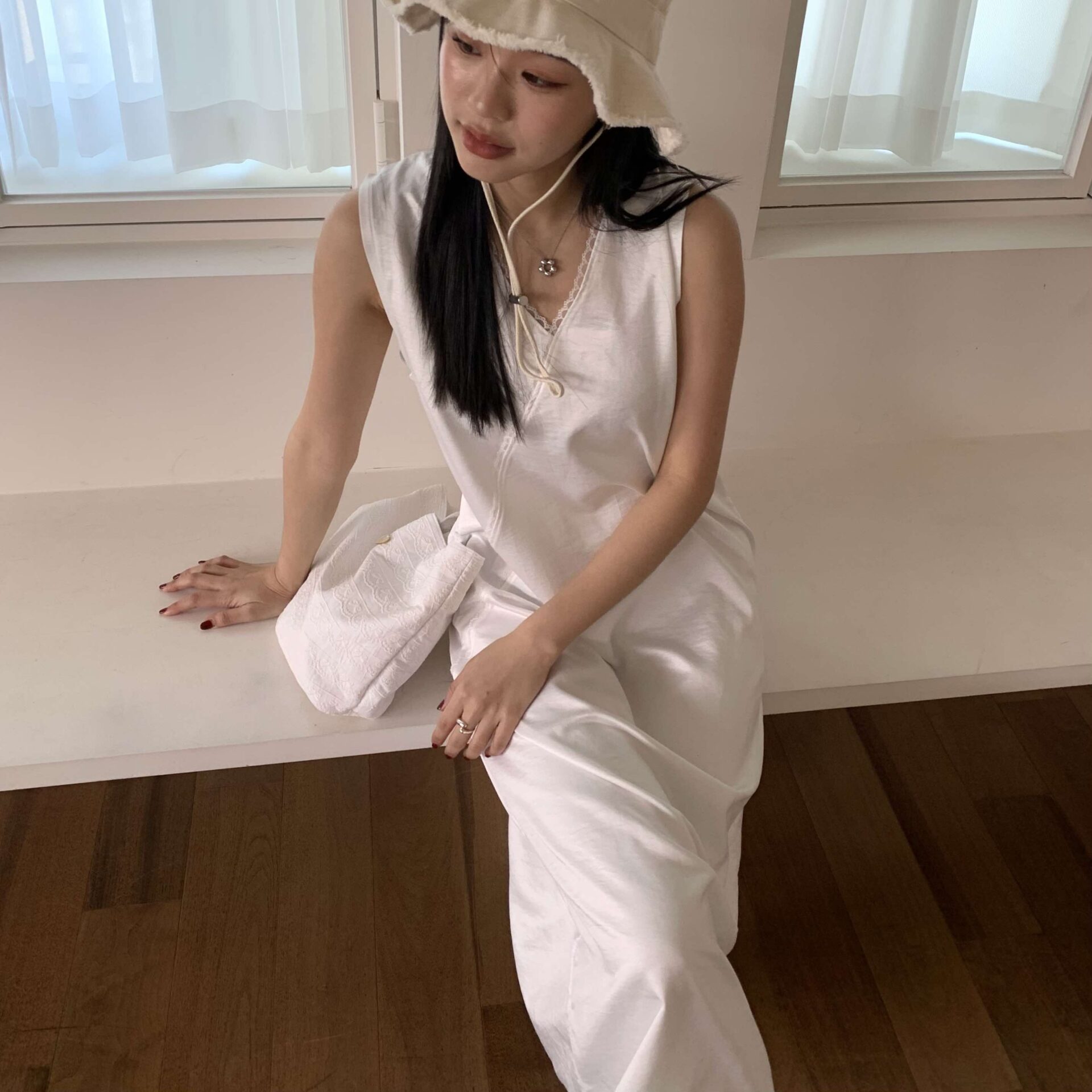 高級感緞面蕾絲洋裝(白)