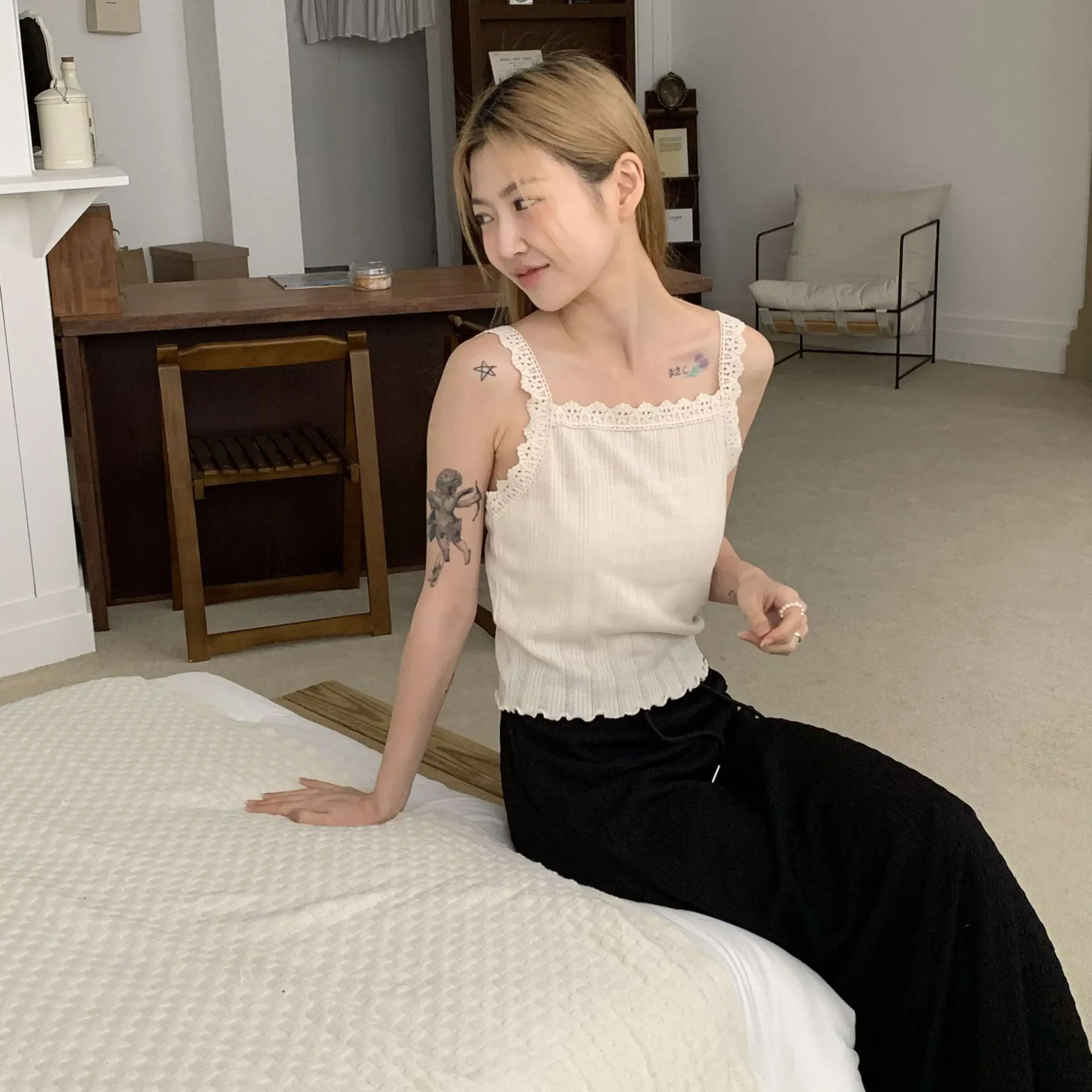 蕾絲坑條背心 (杏)