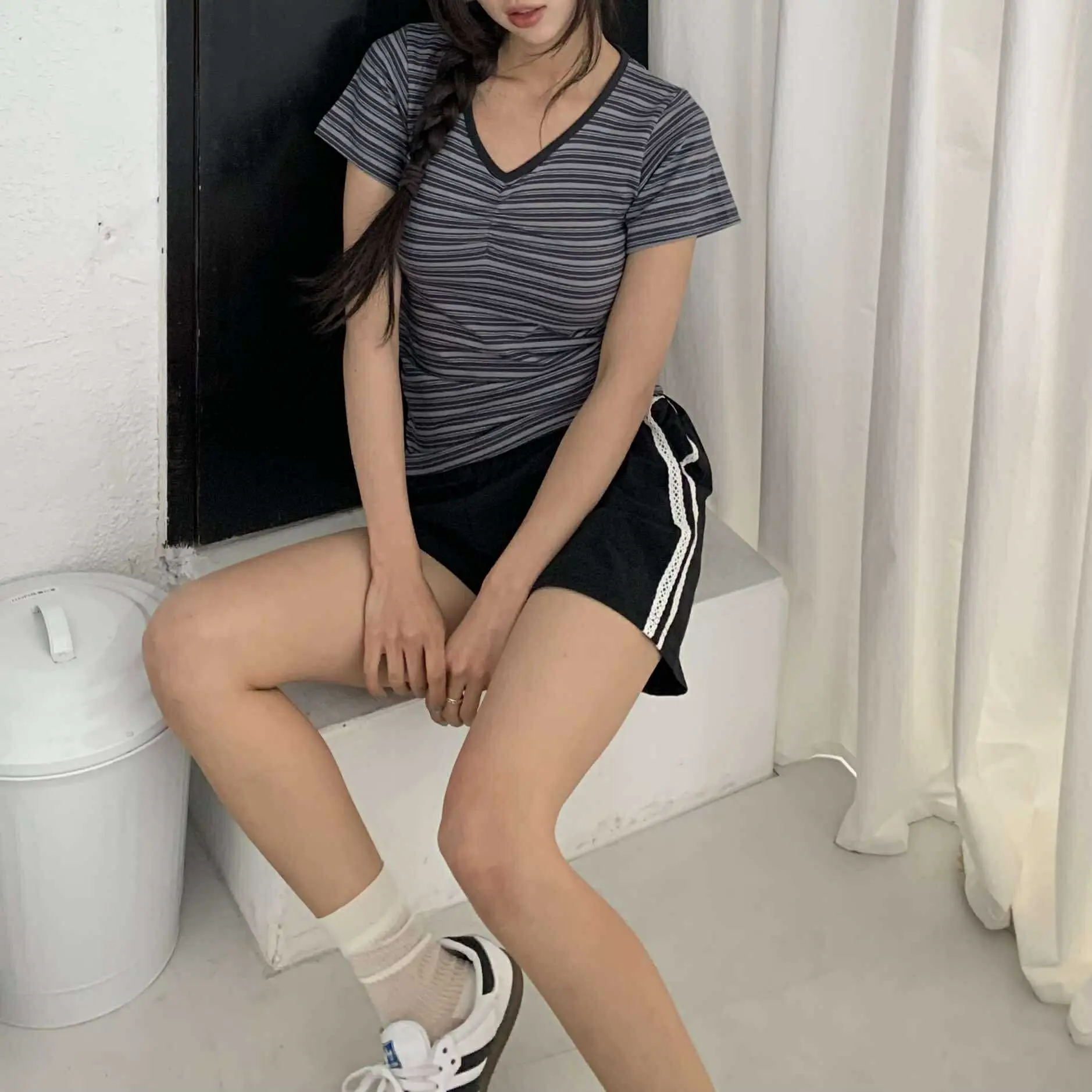 小抓皺V領合身條紋上衣 (灰)