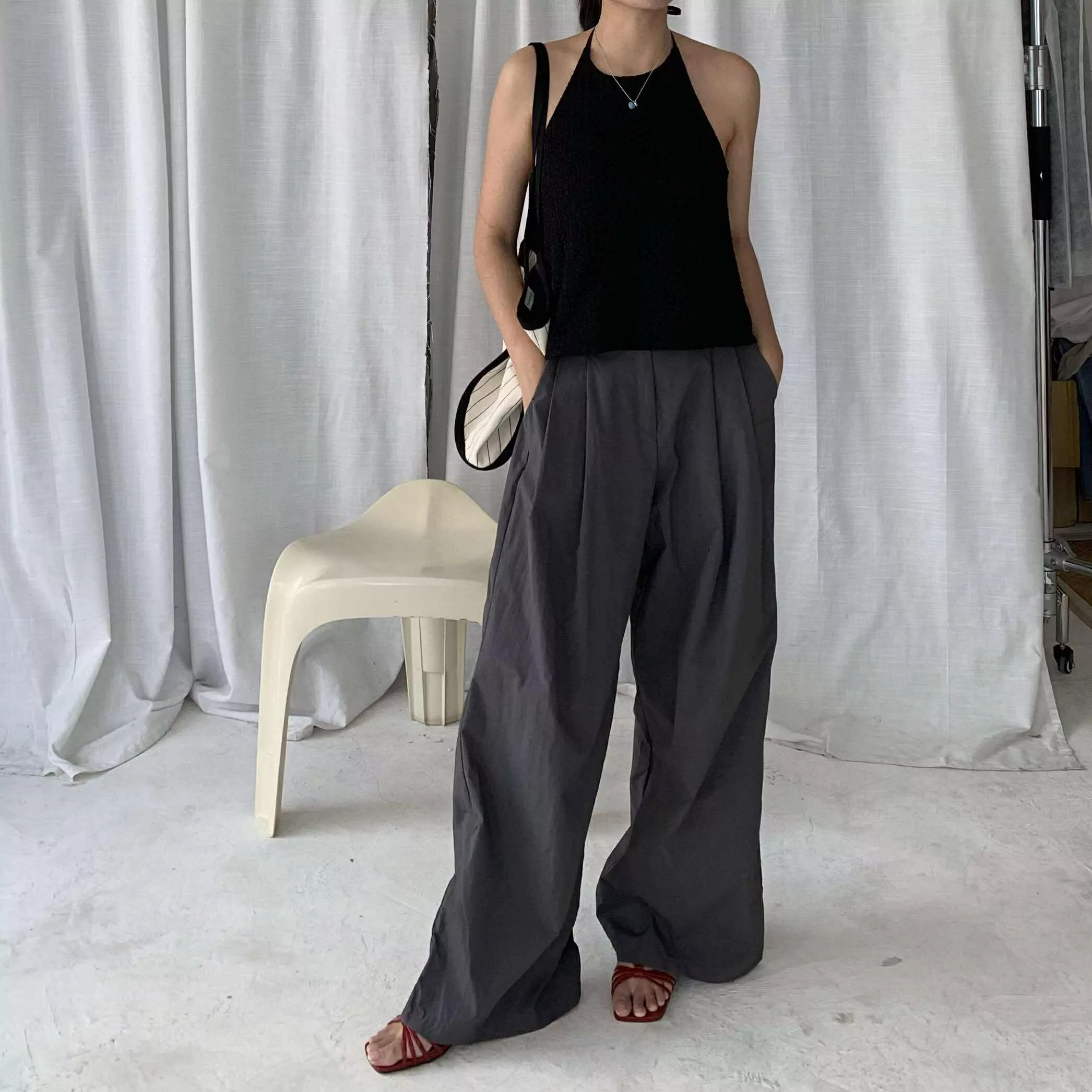 小名媛的性感look!皺皺掛脖露背上衣 (黑)