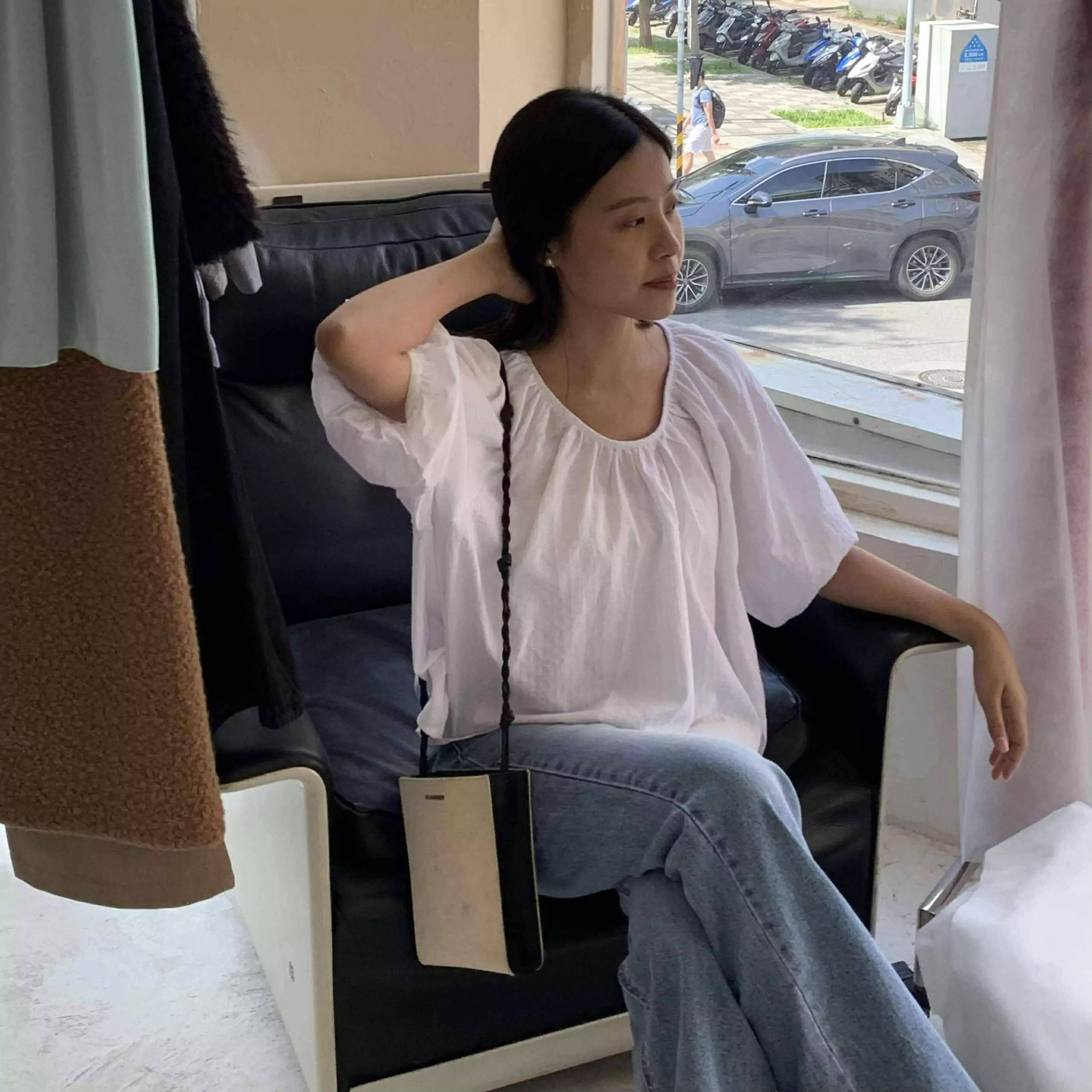 歐膩散狀澎袖上衣 (白)