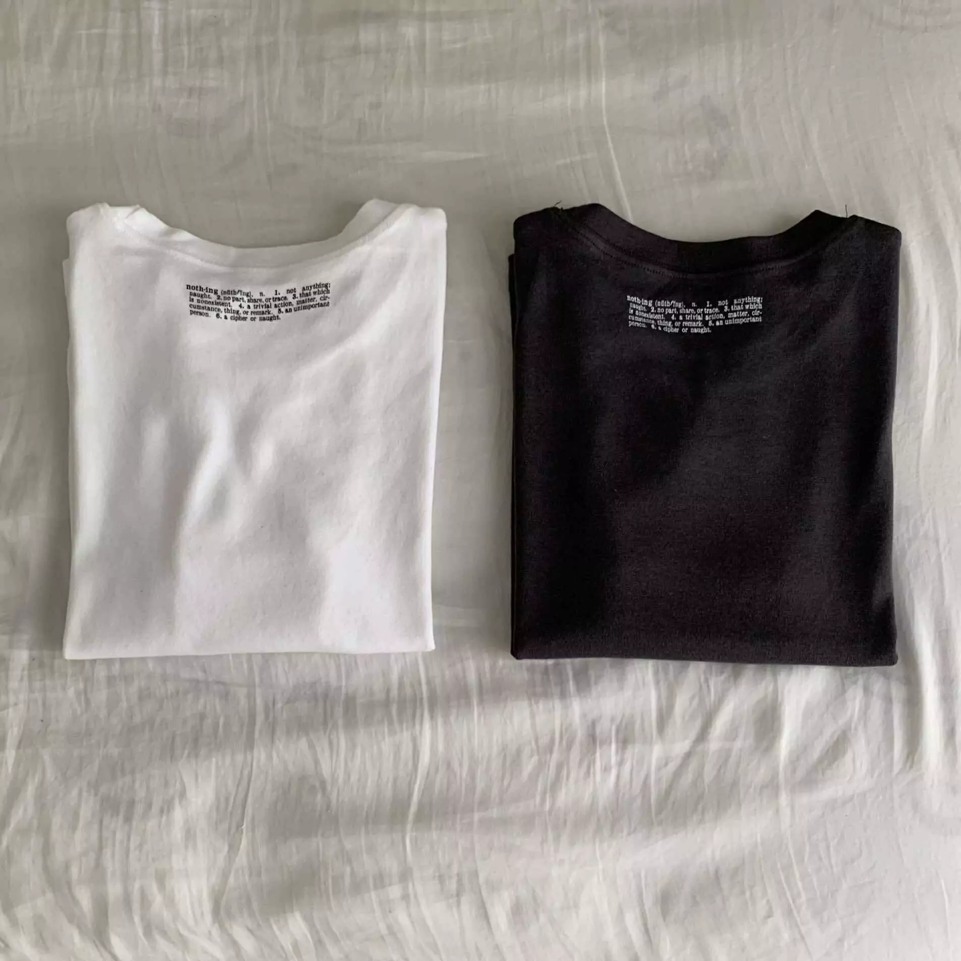 背後小字母細節質感Ｔ (2色)