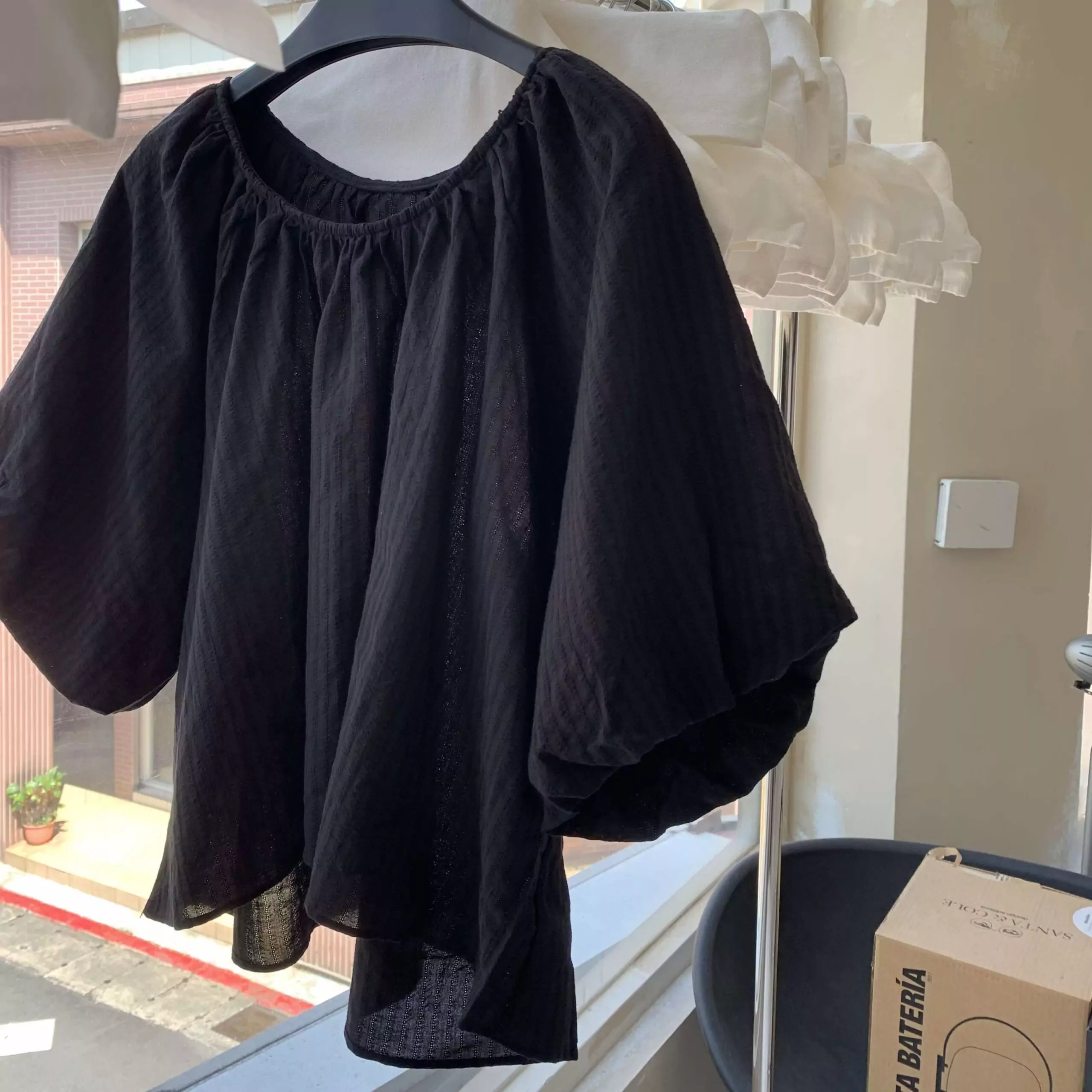 歐膩散狀澎袖上衣 (黑)