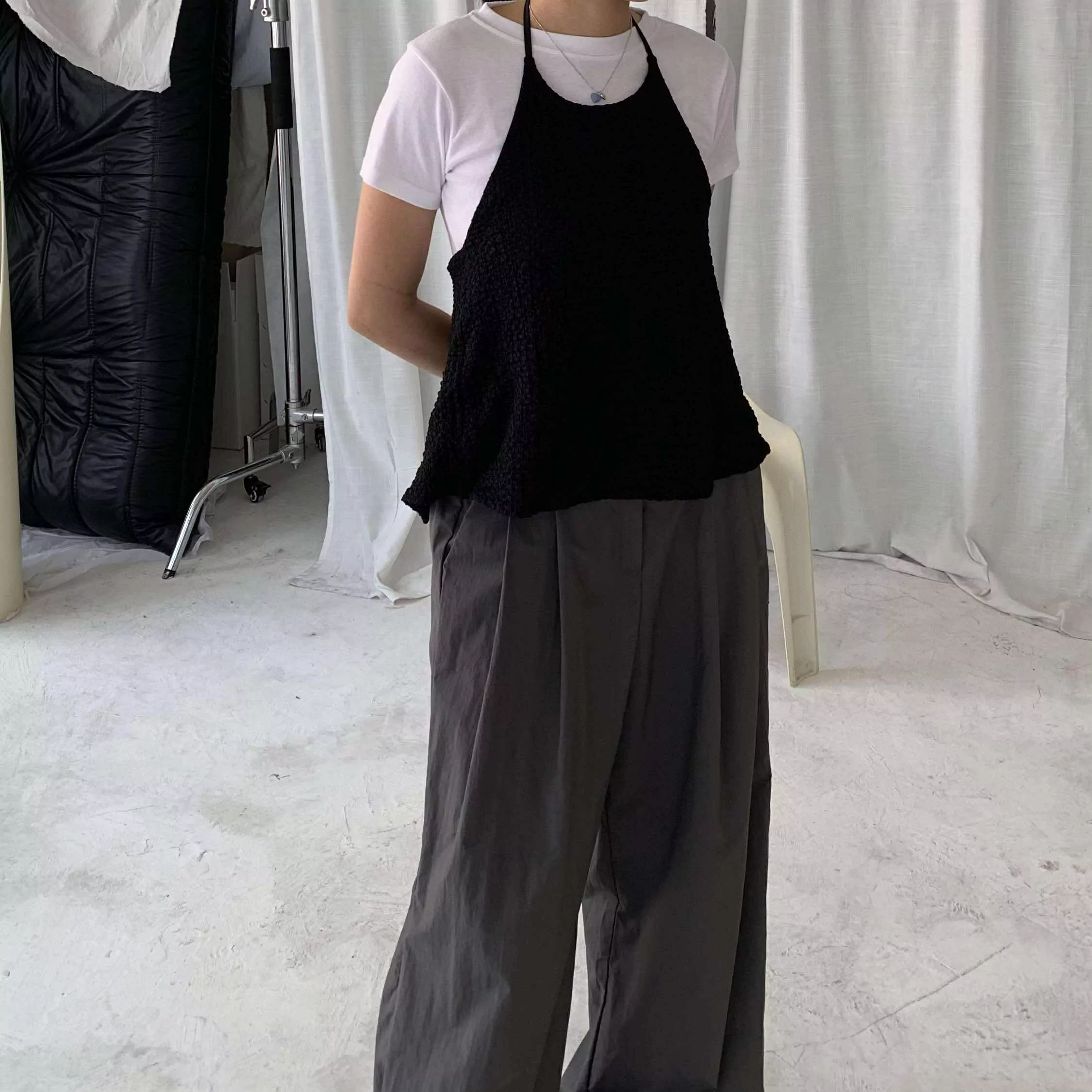 小名媛的性感look!皺皺掛脖露背上衣 (黑)