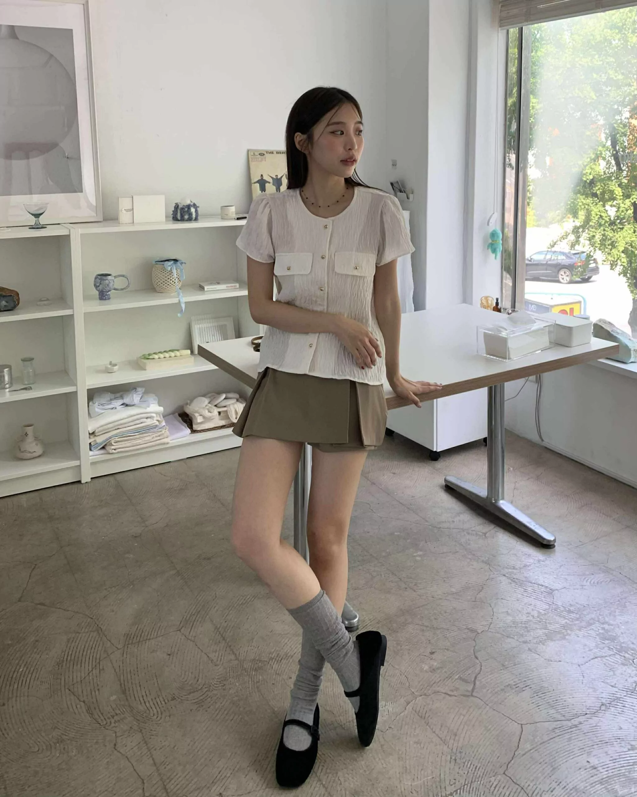 歐膩的高級感金釦上衣