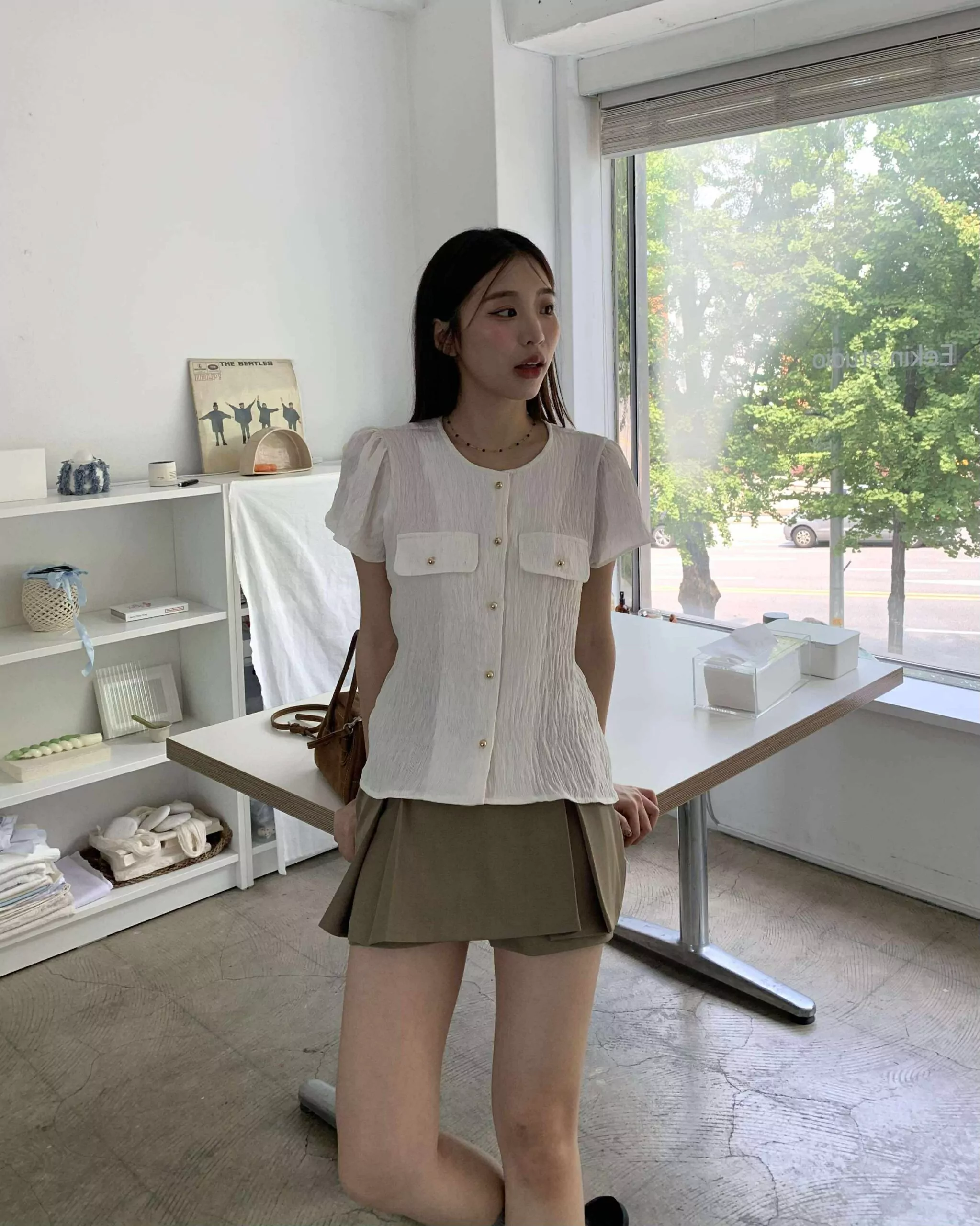 歐膩的高級感金釦上衣