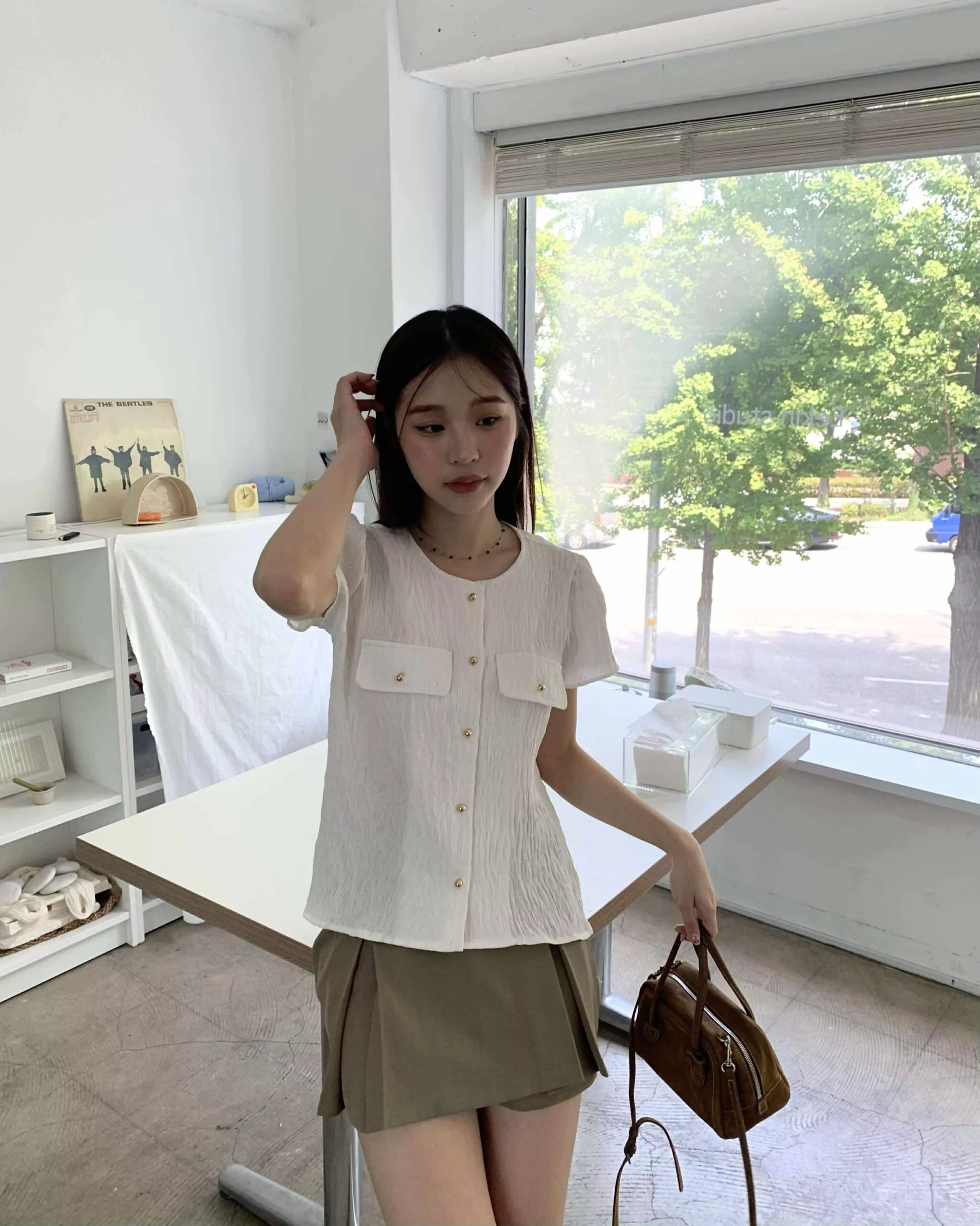 歐膩的高級感金釦上衣