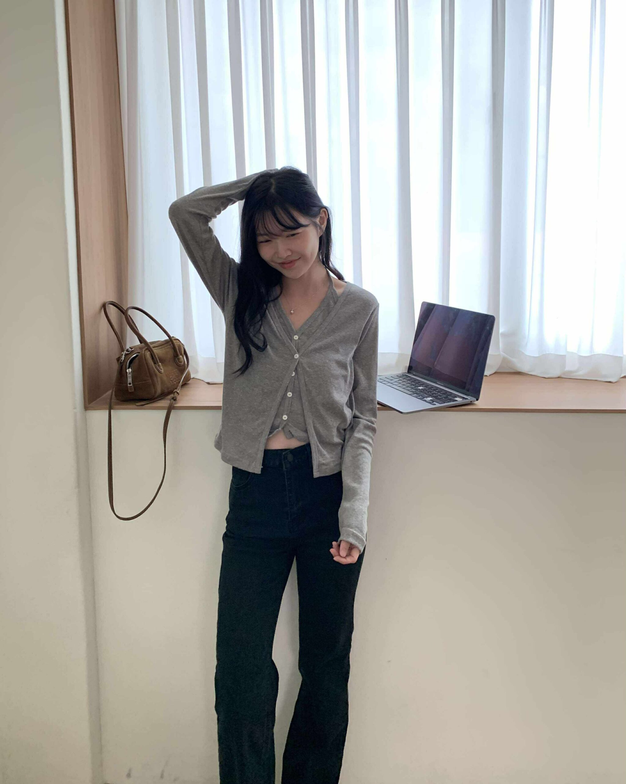 誰穿誰最瘦！彈性黑色丹寧喇叭褲