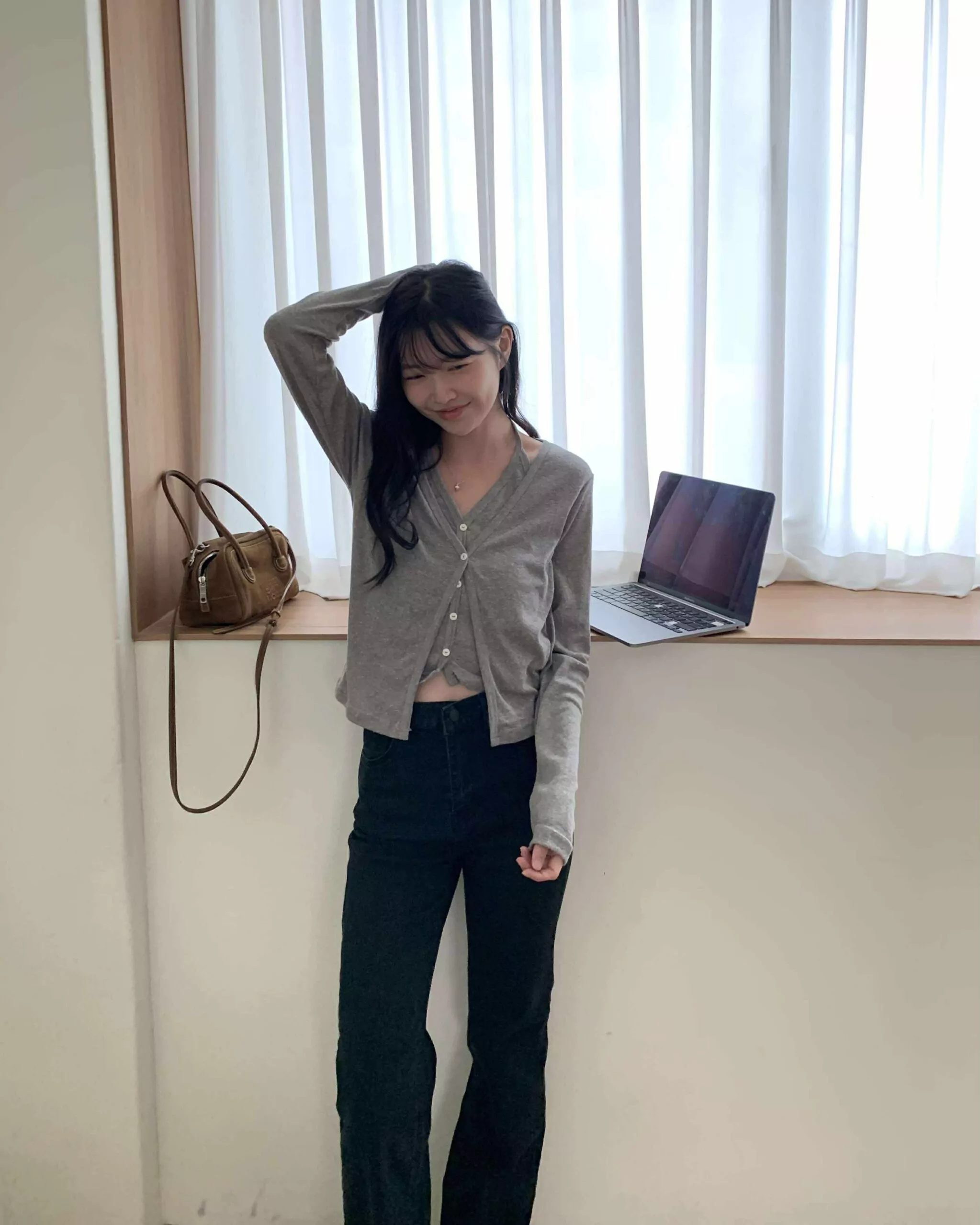 誰穿誰最瘦！彈性黑色丹寧喇叭褲