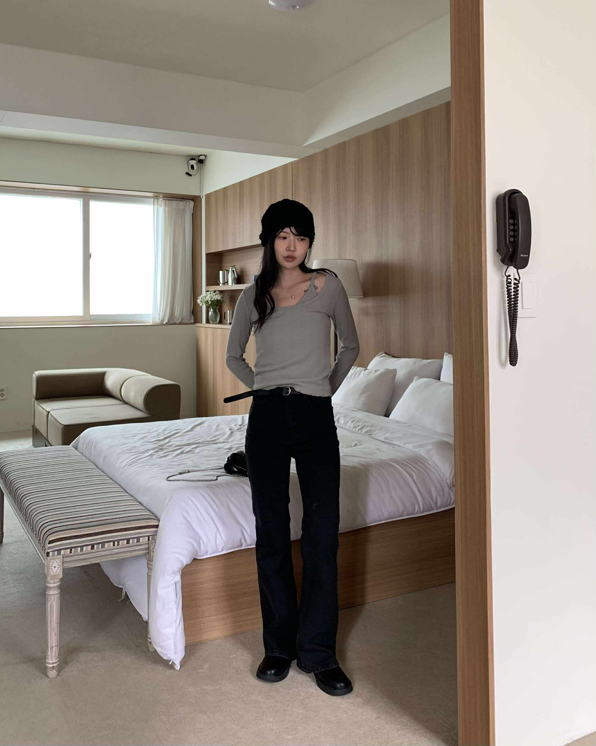 誰穿誰最瘦！彈性黑色丹寧喇叭褲