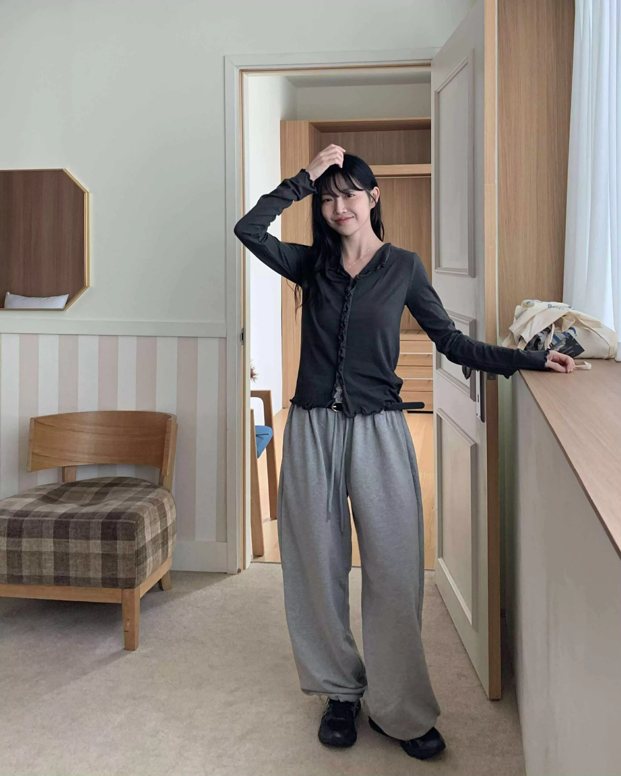 Jennie機場穿搭！抽繩運動褲