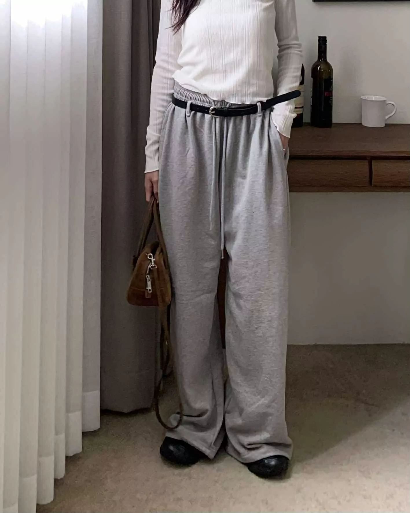 Jennie機場穿搭！抽繩運動褲
