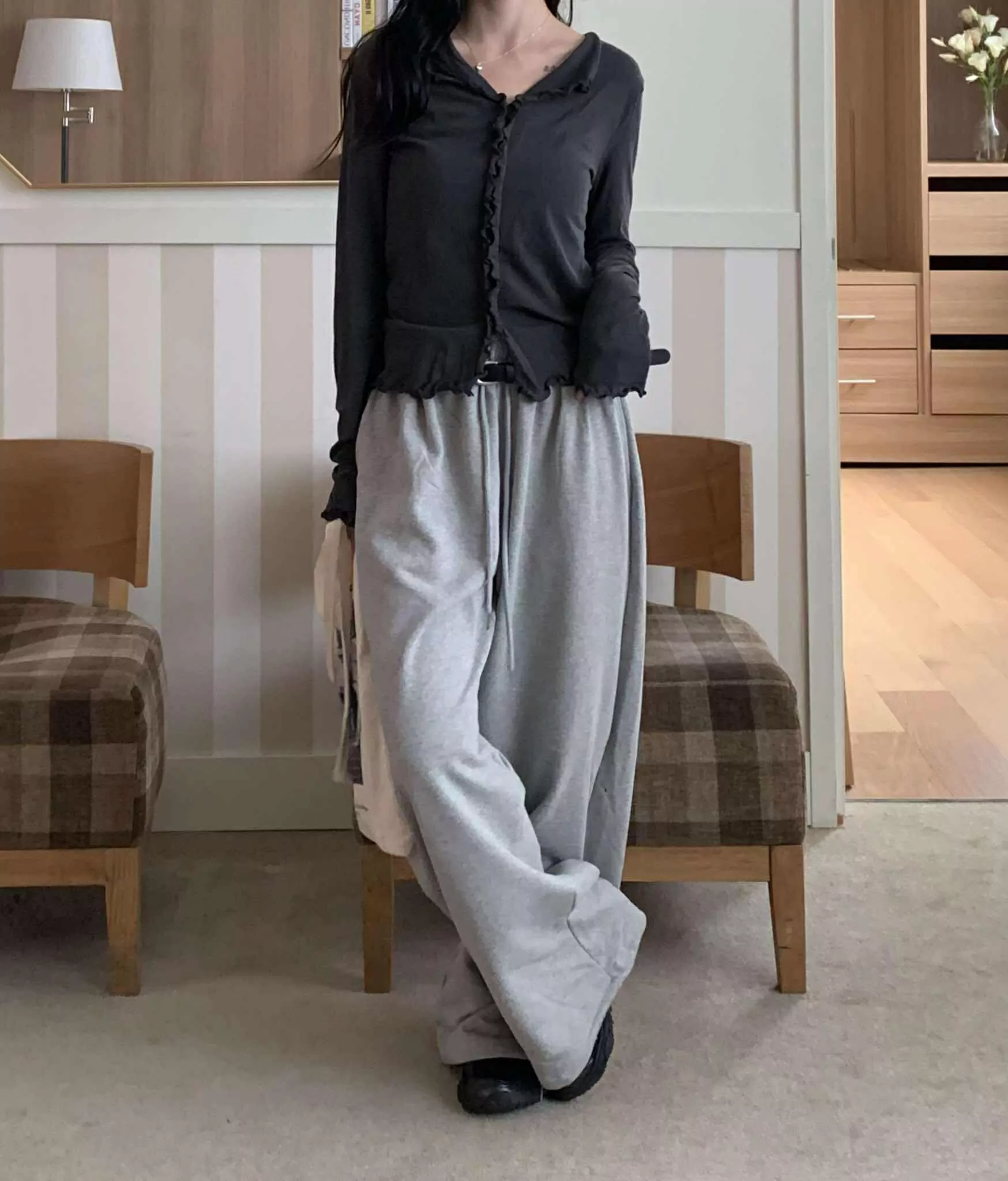 Jennie機場穿搭！抽繩運動褲