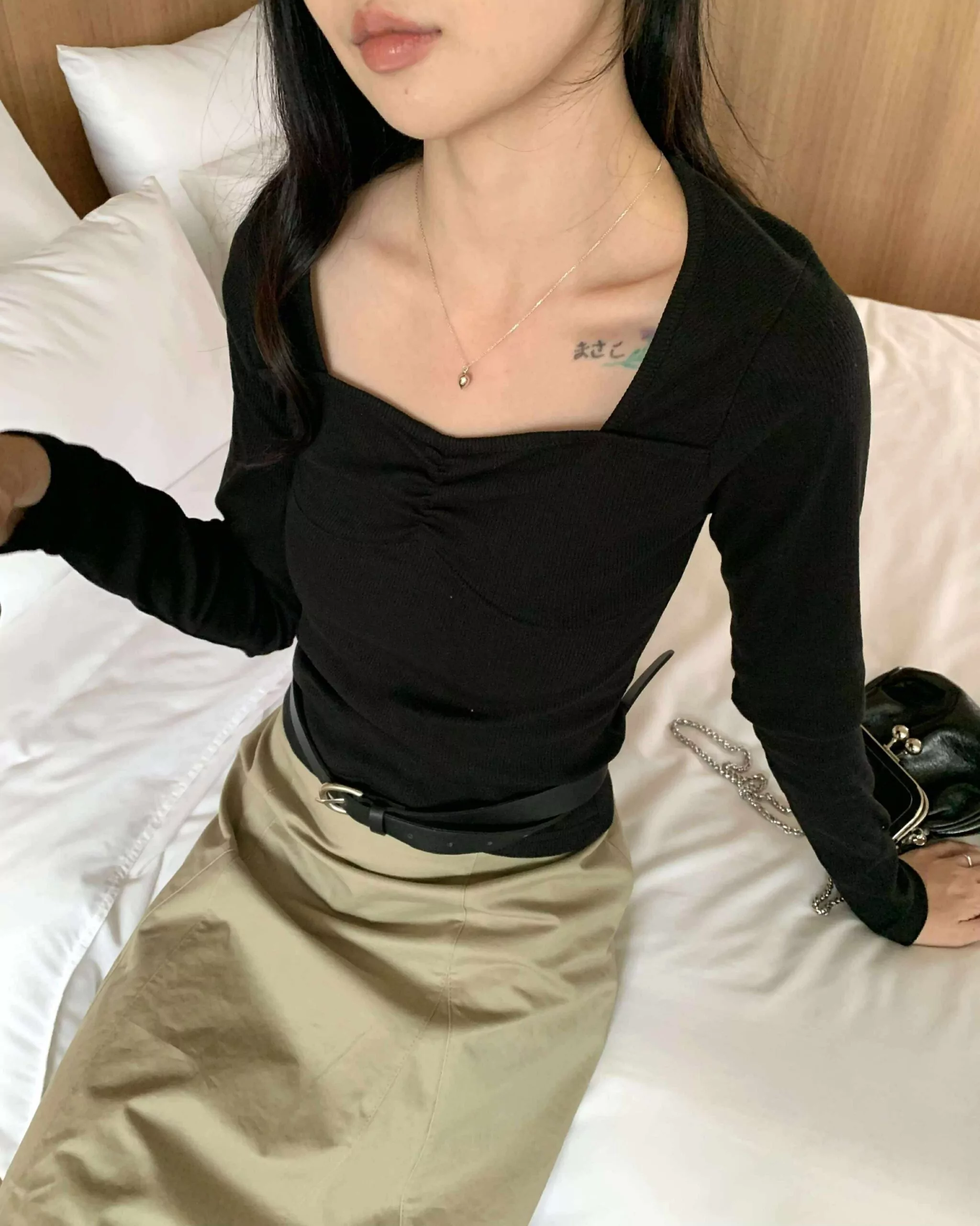 小抓皺細節愛心領上衣 (黑)