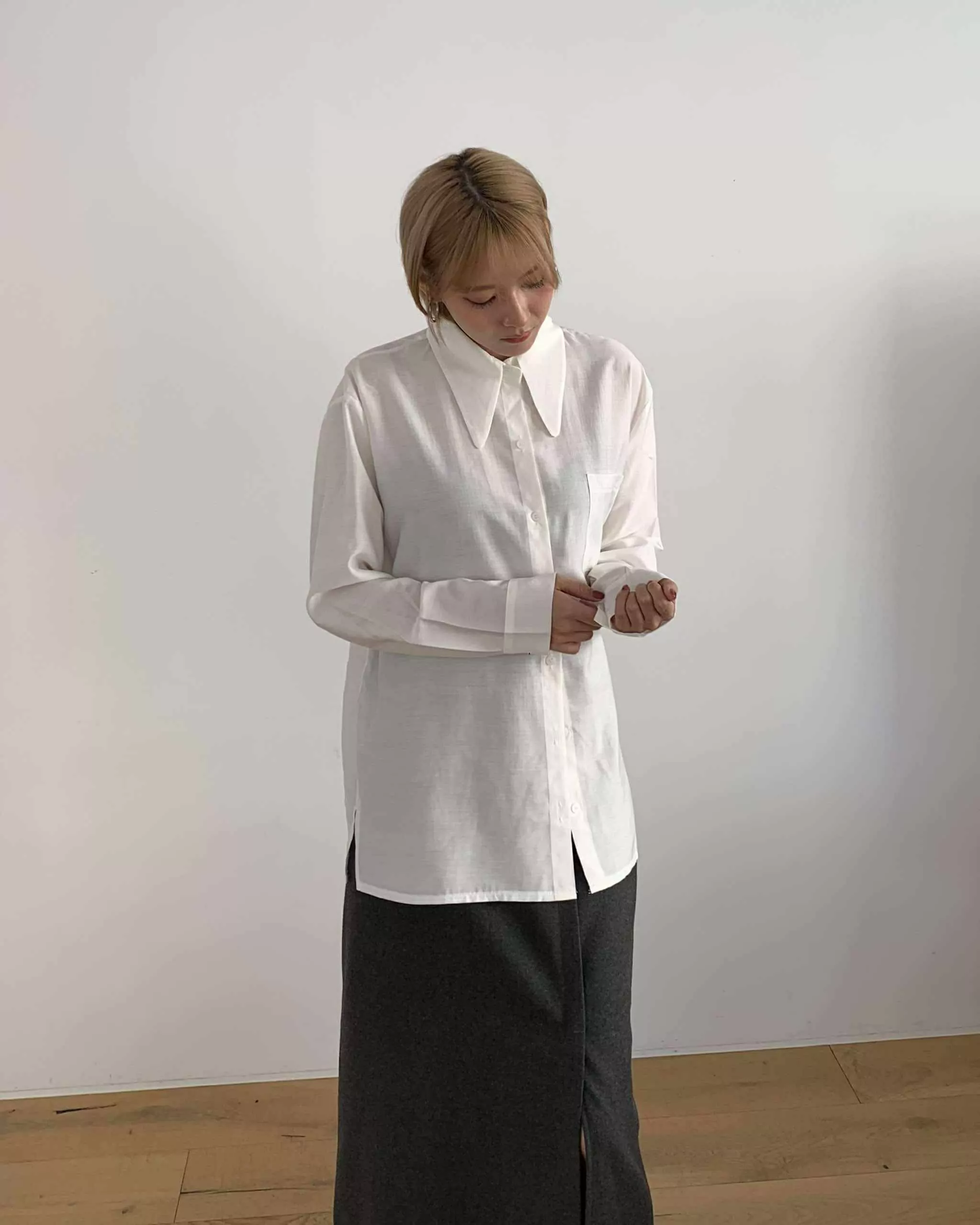 575856543_1158964895745968_4384923080093906428_n 尖尖領造型襯衫 (白)