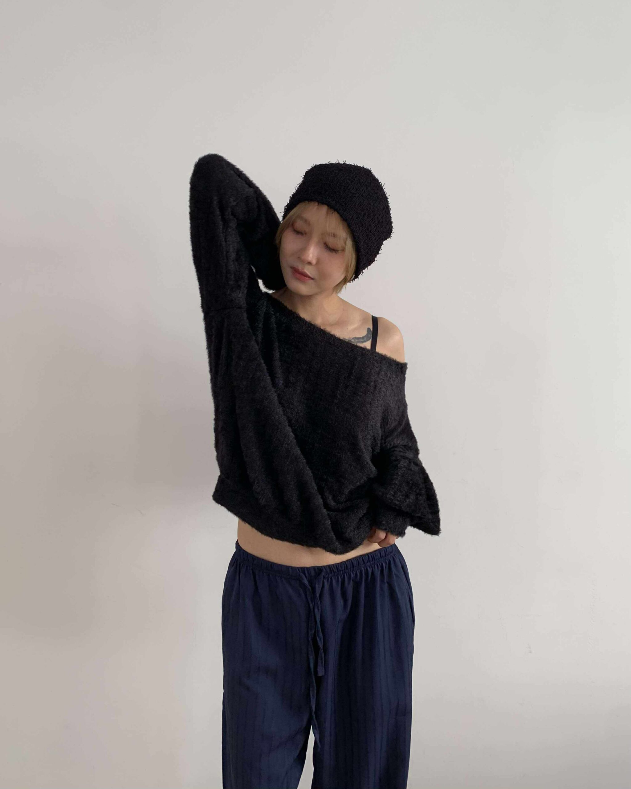 慵懶斜肩針織上衣 (黑)