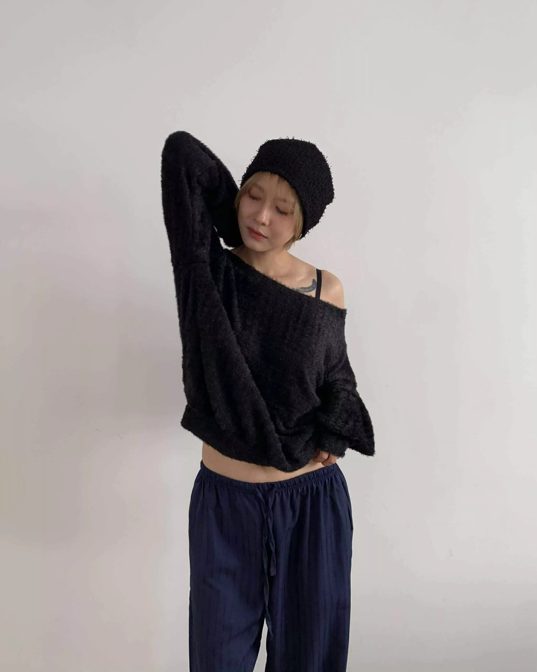 慵懶斜肩針織上衣 (黑)