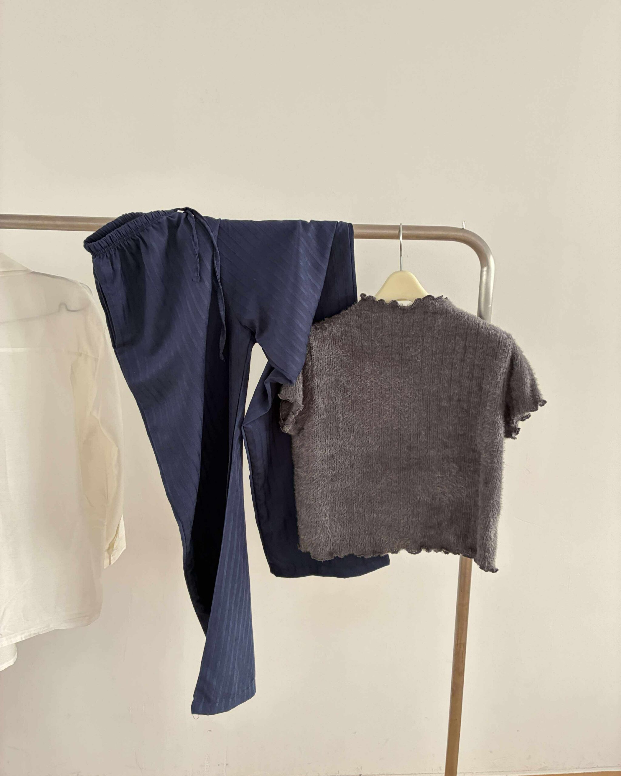 576607844_722768320851604_899146495913086619_n 娜妍毛海感捲邊短袖上衣 (灰)