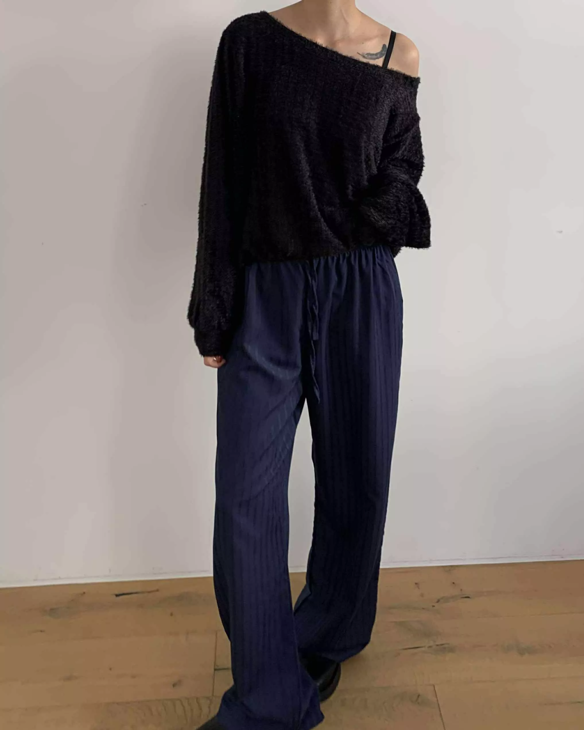 慵懶斜肩針織上衣 (黑)