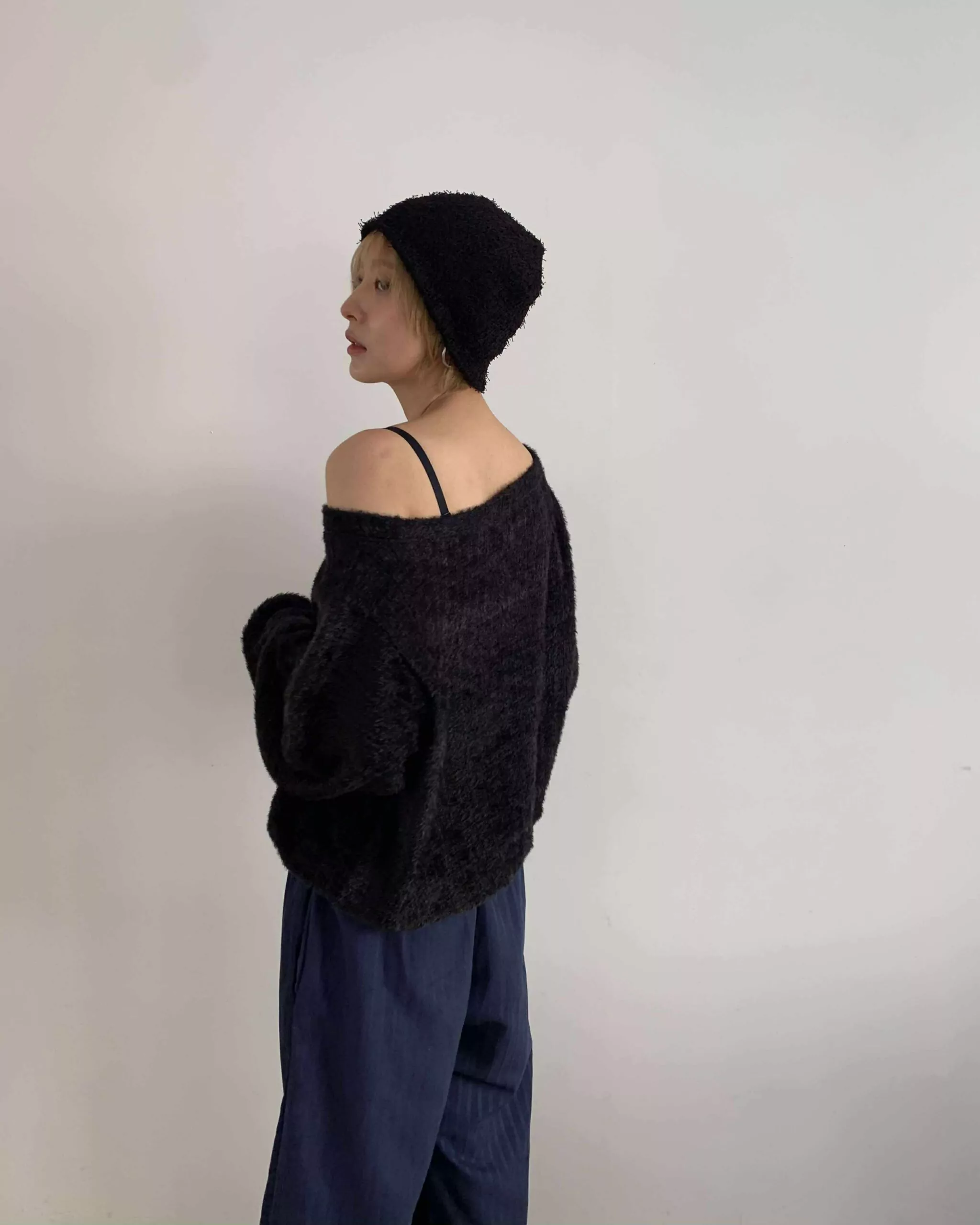 慵懶斜肩針織上衣 (黑)