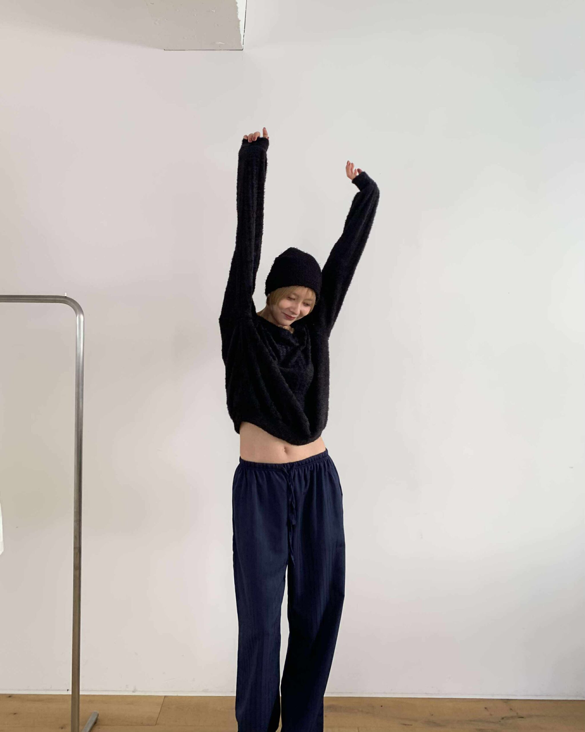 慵懶斜肩針織上衣 (黑)