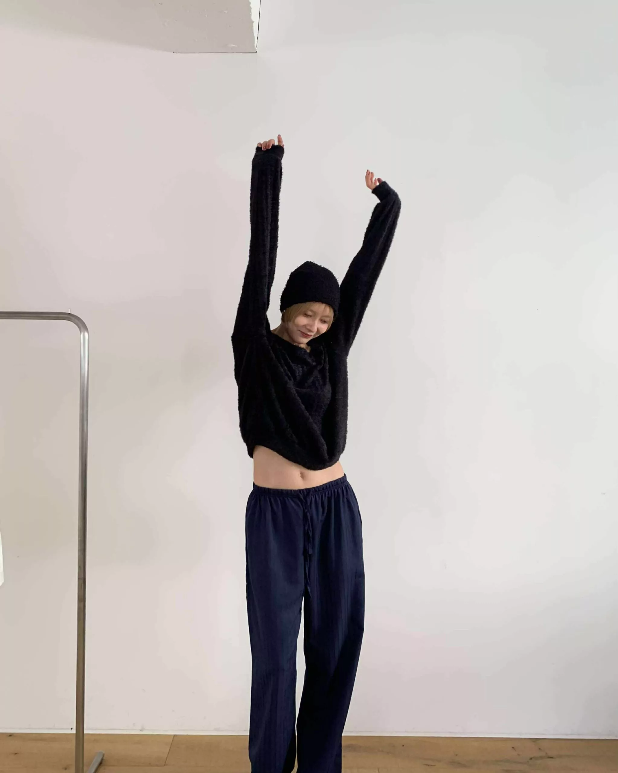 慵懶斜肩針織上衣 (黑)