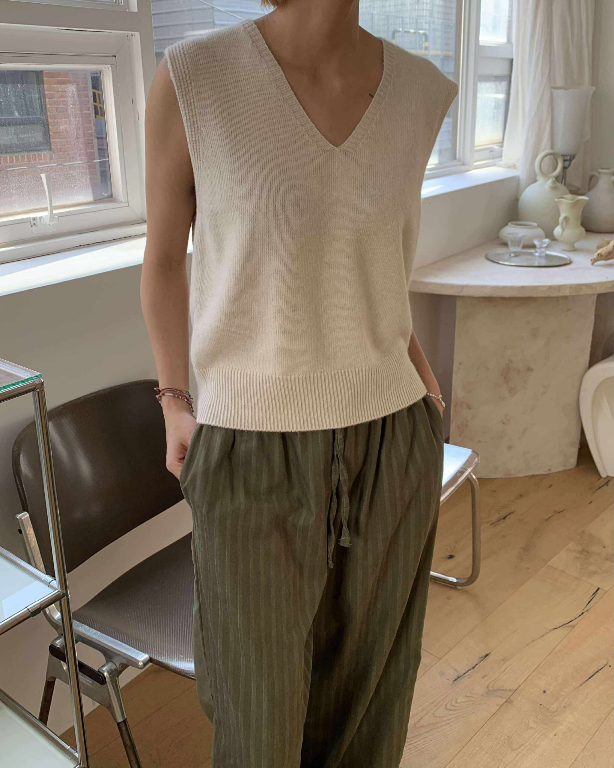 577104297_1507828666972901_2980118568550199730_n 經典款質感V領背心 (米)