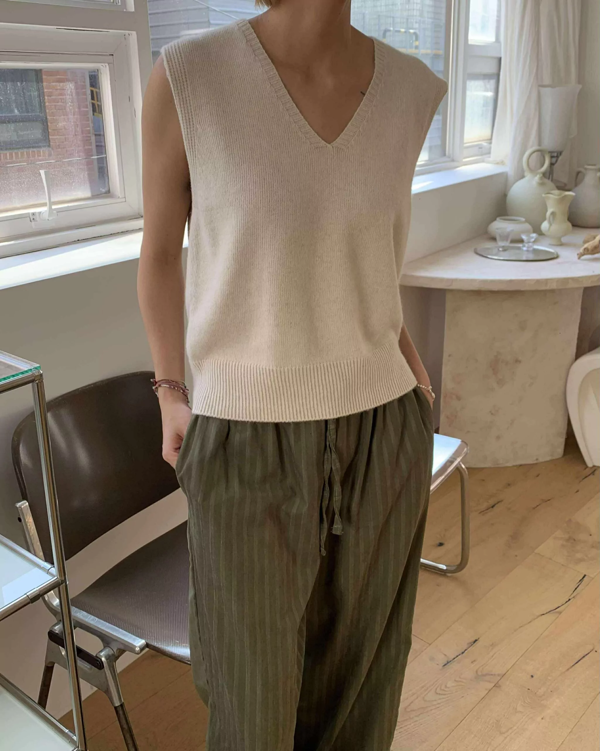 577104297_1507828666972901_2980118568550199730_n 經典款質感V領背心 (米)