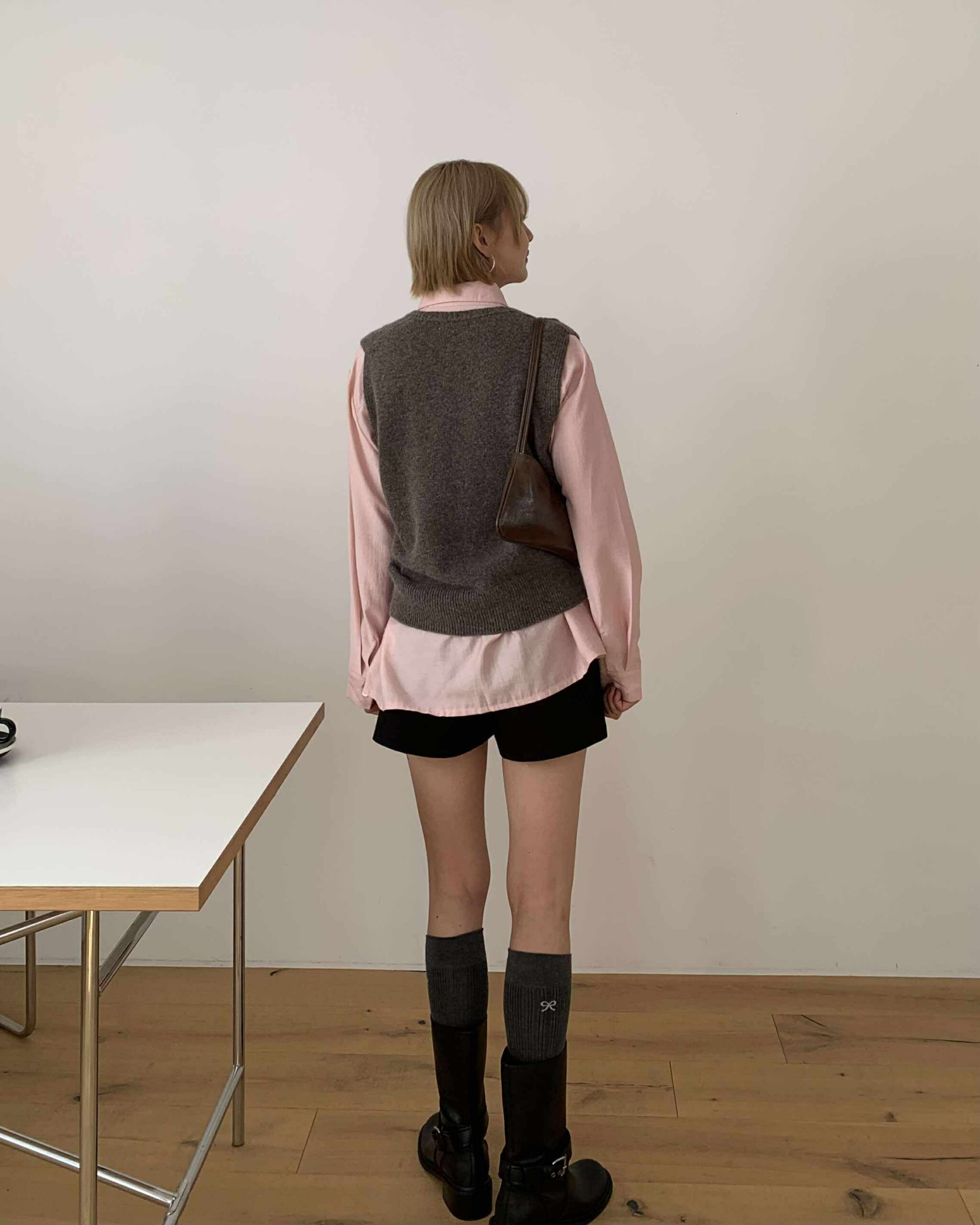 經典款質感V領背心 (咖)