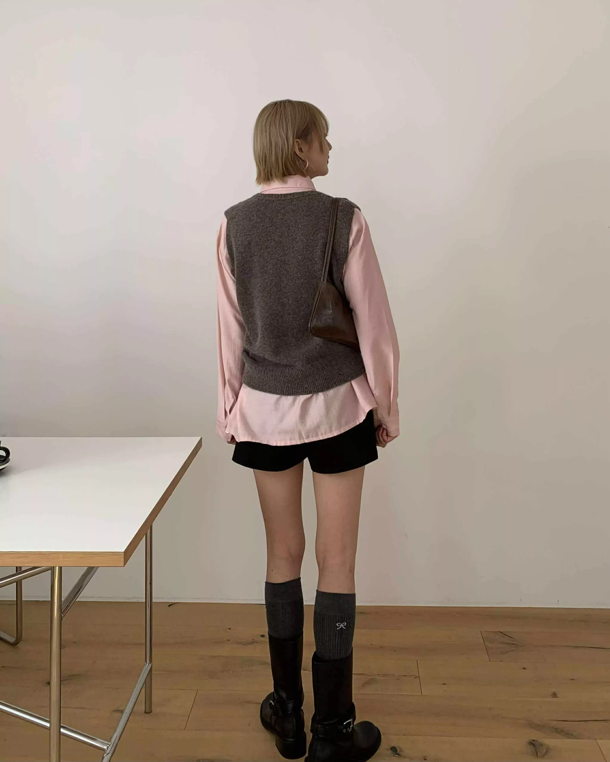 經典款質感V領背心 (咖)