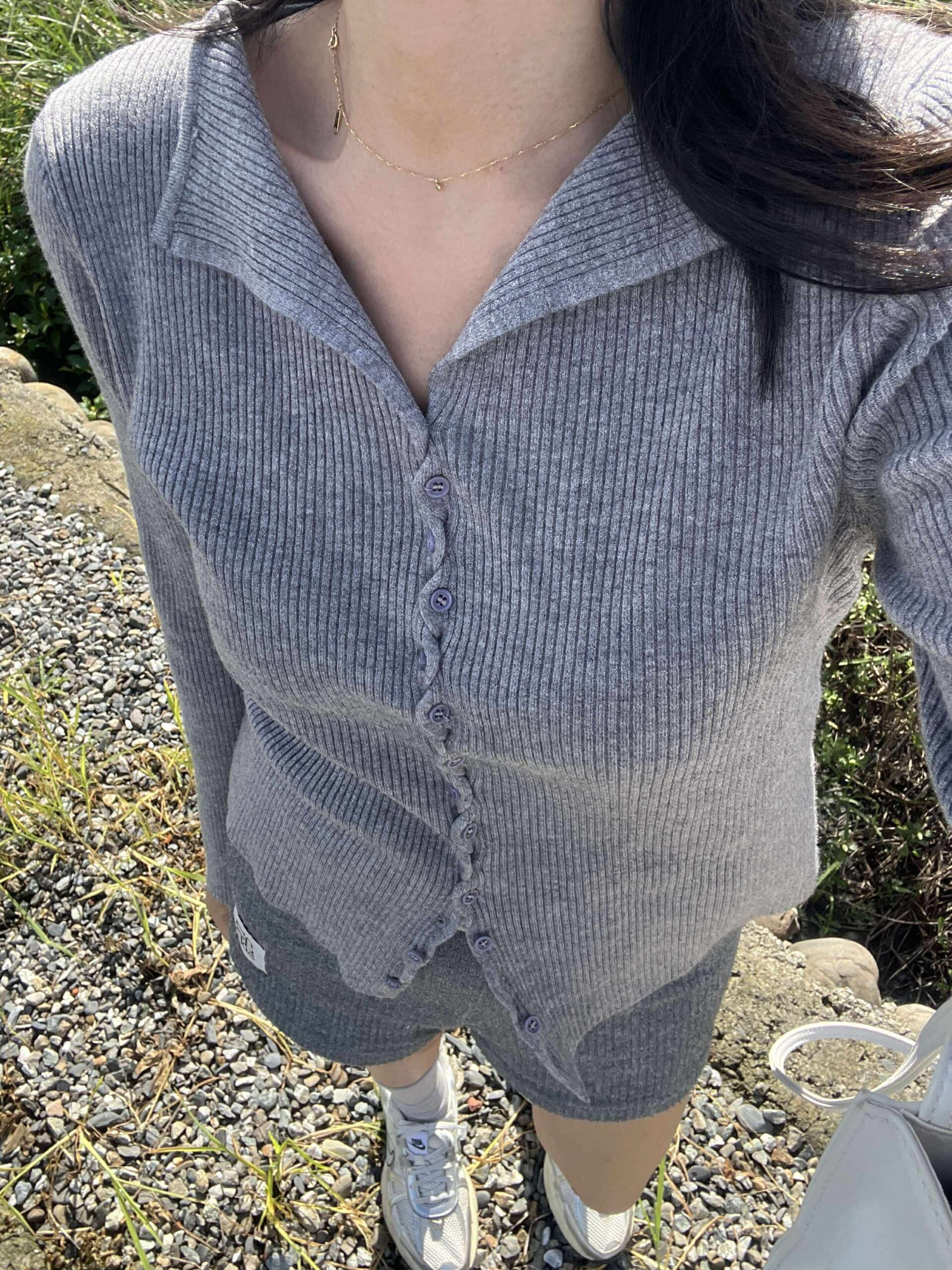 581592357_763417836707290_2060471171106747606_n 翻領排扣坑條上衣 (2色)