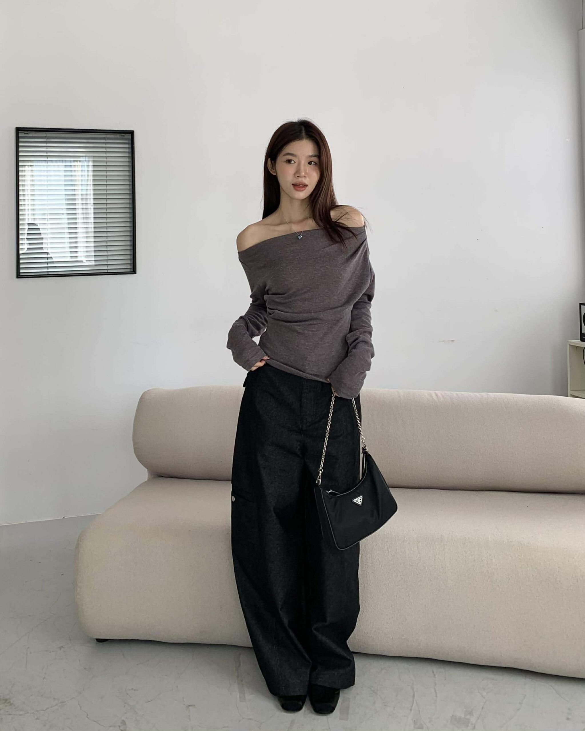 歐膩質感抓皺斜肩上衣 (摩卡)