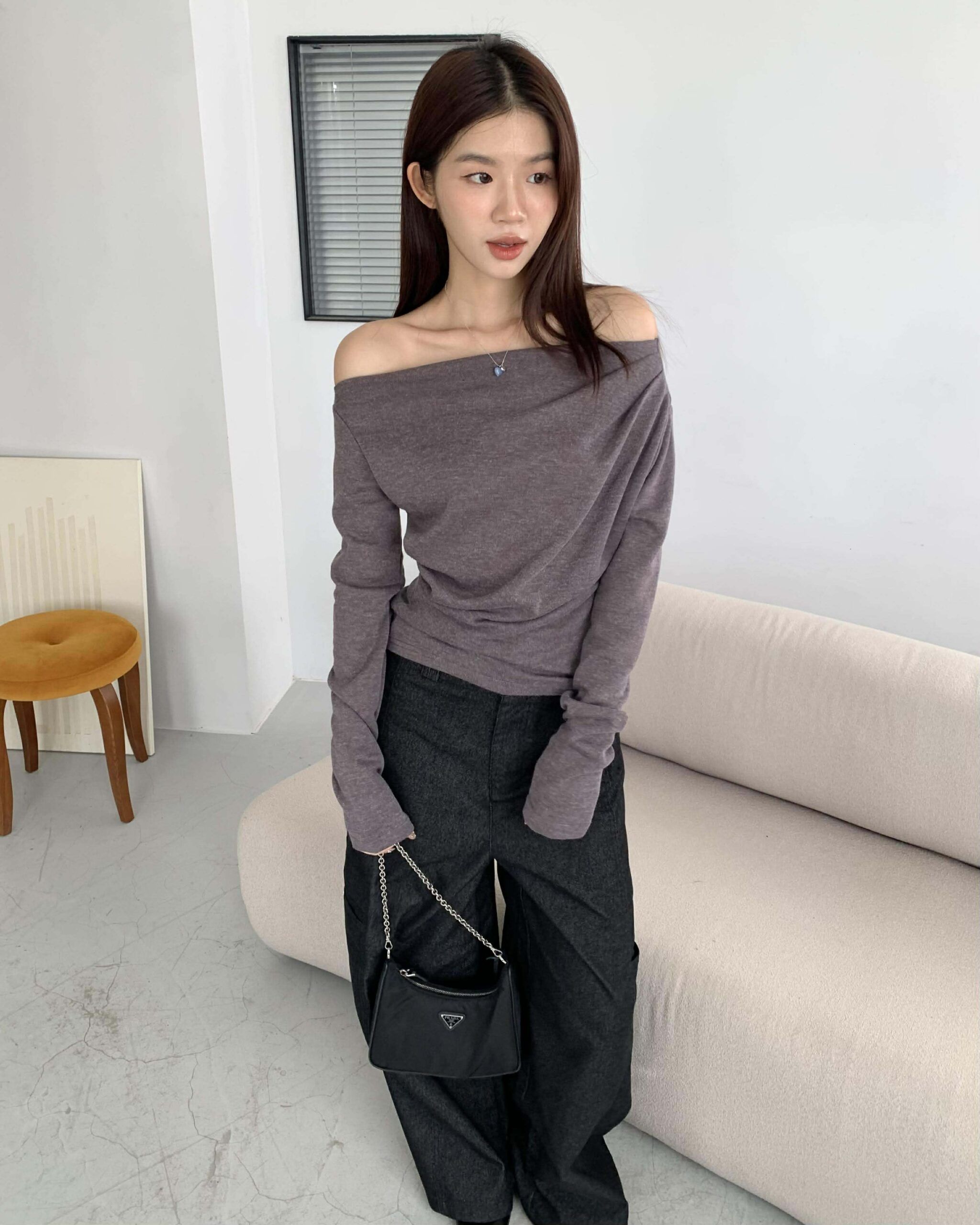 歐膩質感抓皺斜肩上衣 (摩卡)