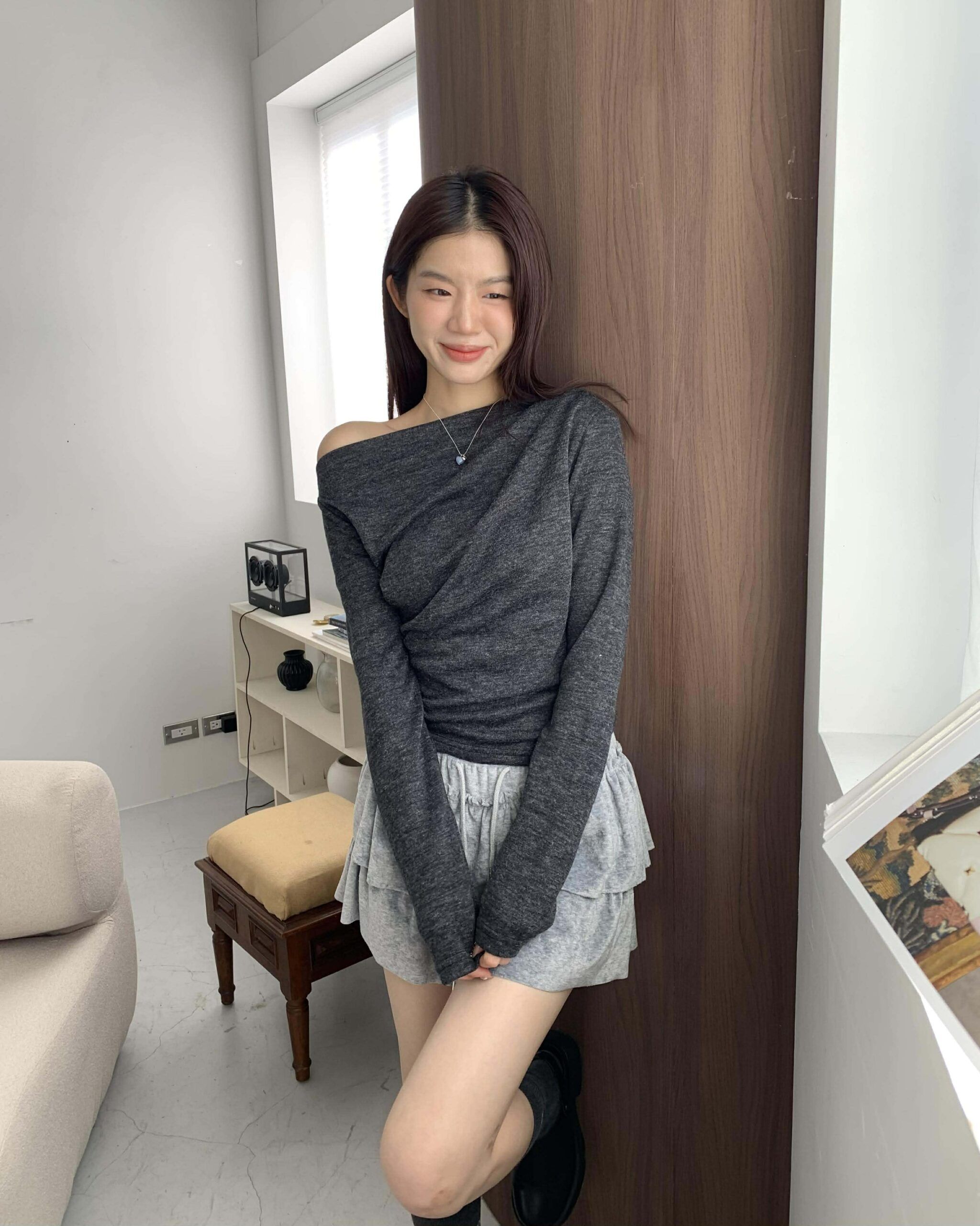 歐膩質感抓皺斜肩上衣 (灰)