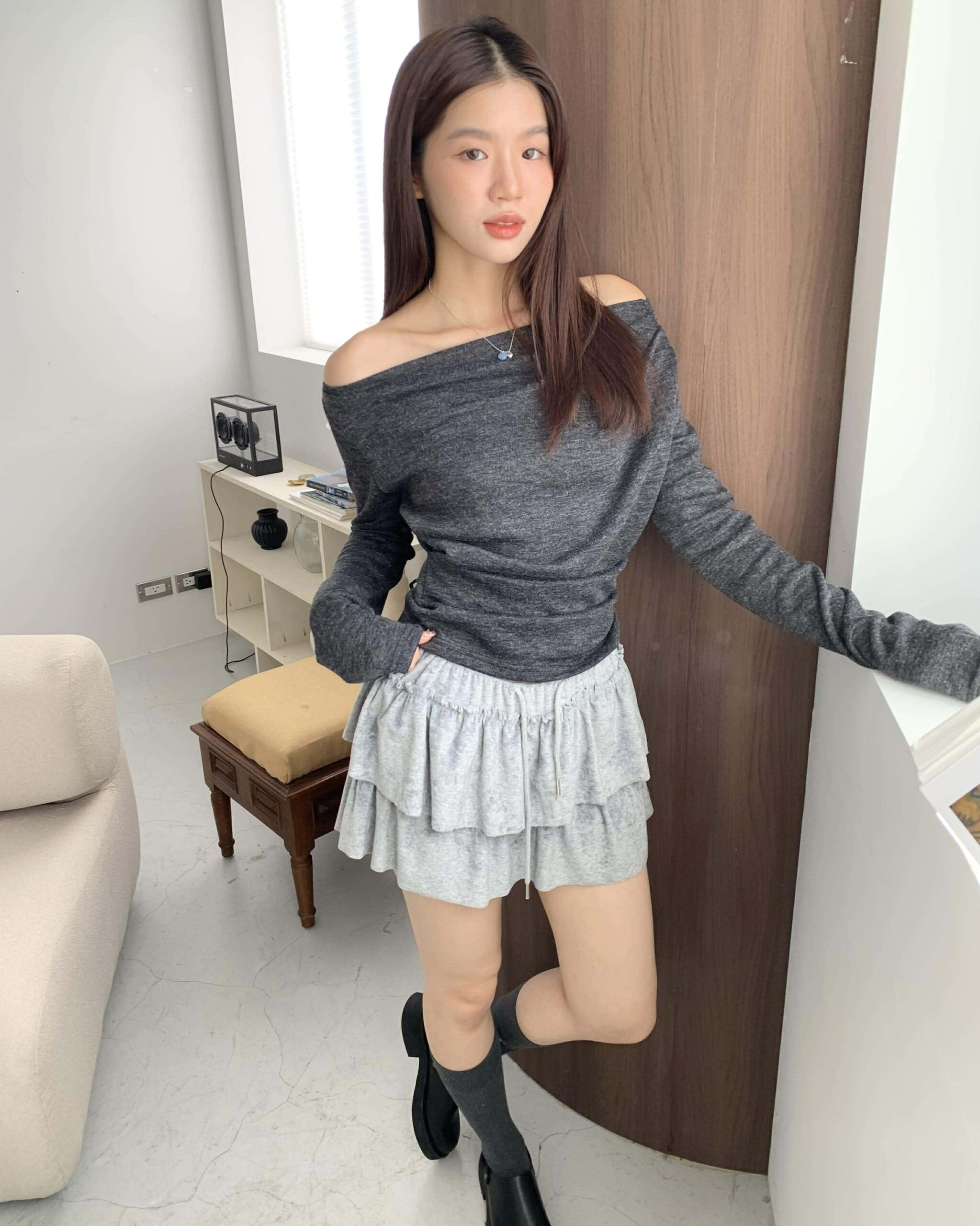 歐膩質感抓皺斜肩上衣 (灰)