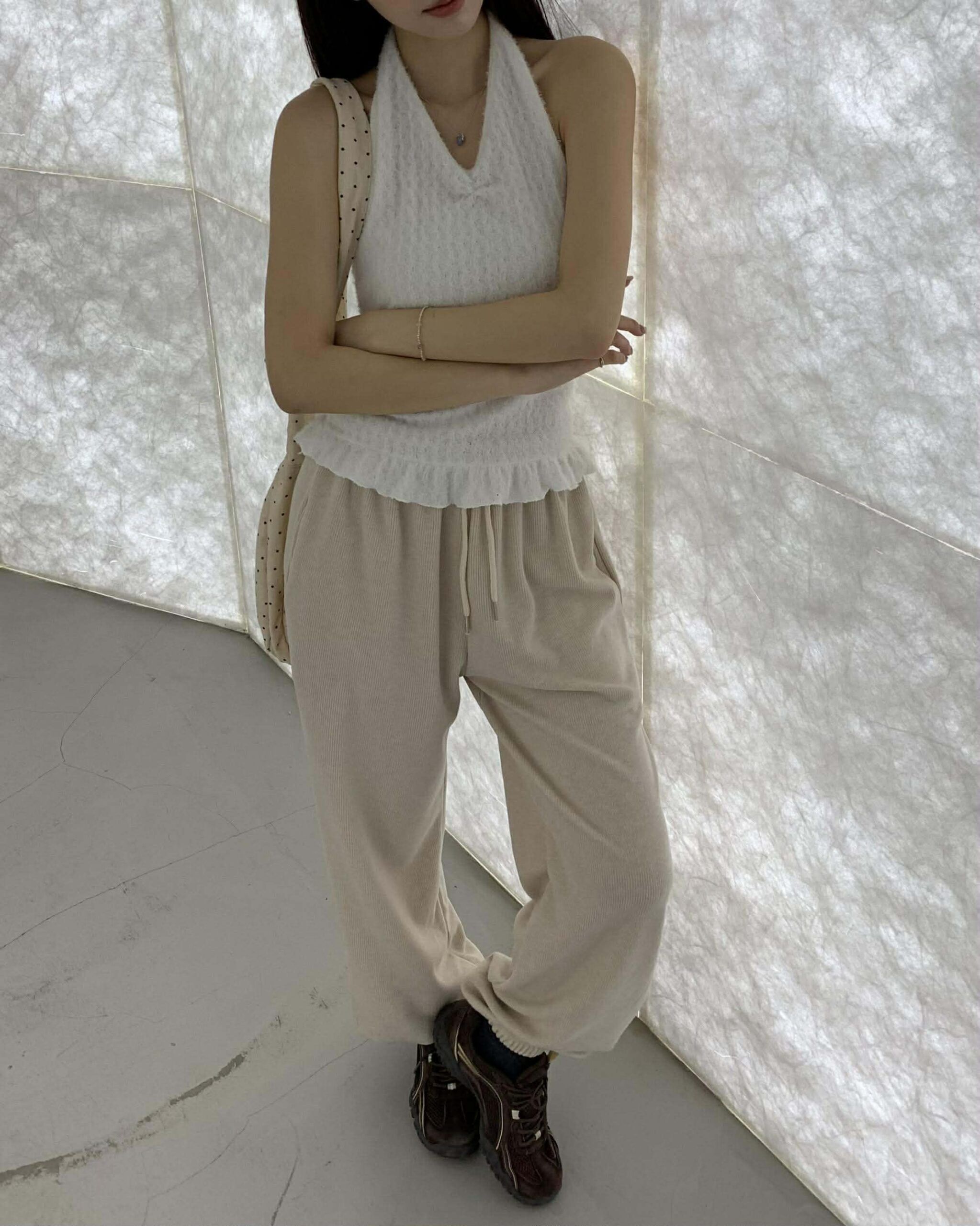 質感壓紋縮口褲 (燕麥)