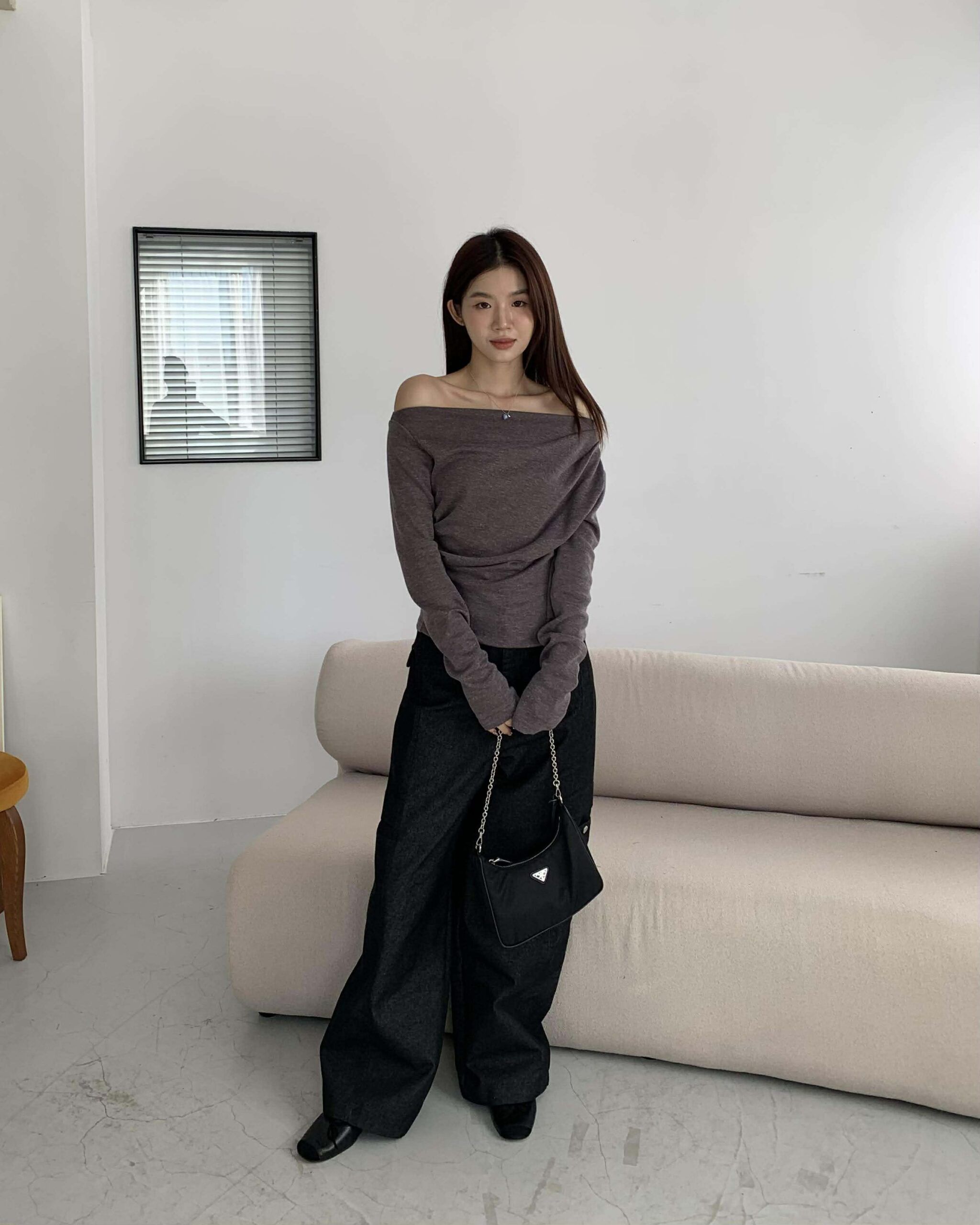 歐膩質感抓皺斜肩上衣 (摩卡)