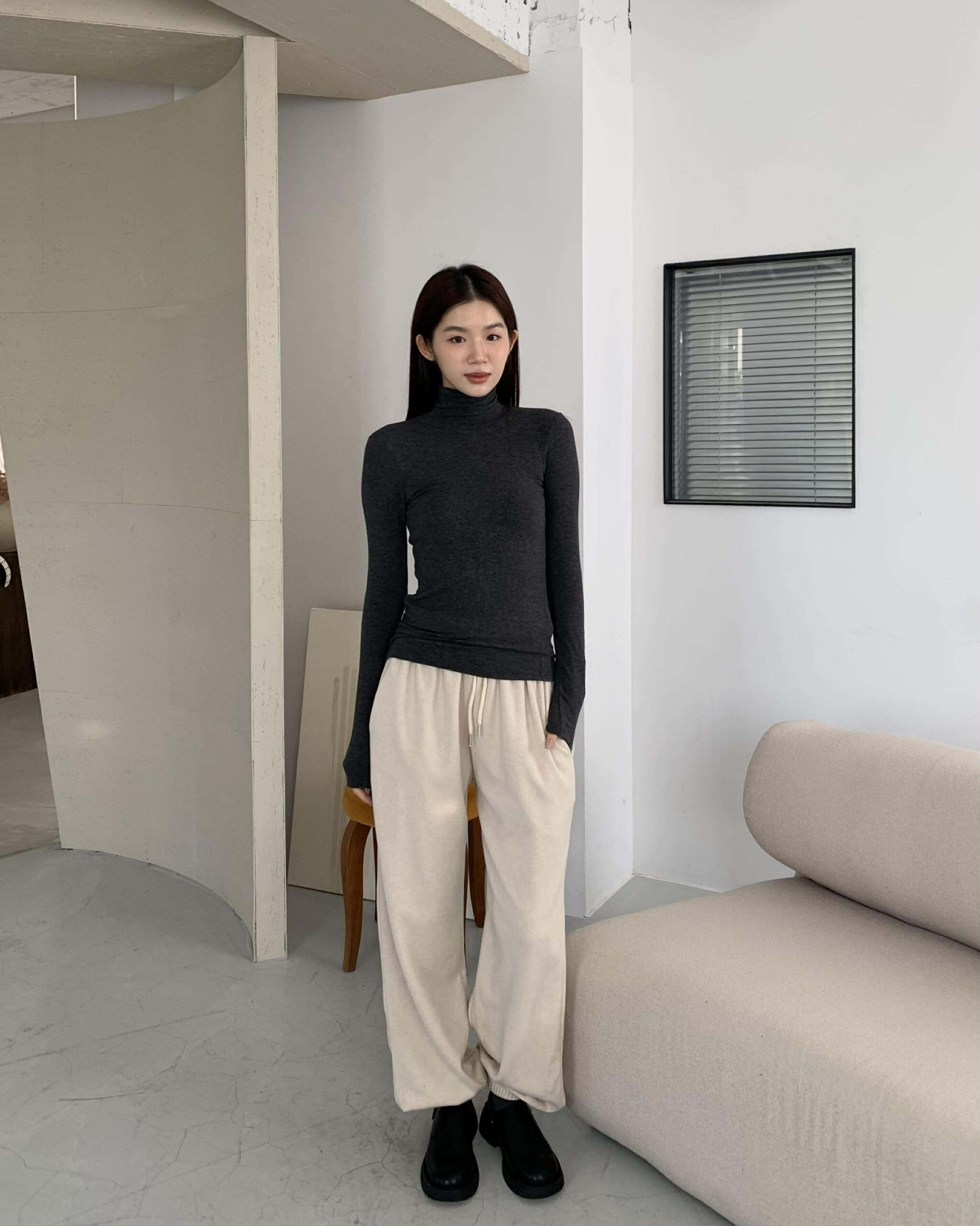 質感壓紋縮口褲 (燕麥)