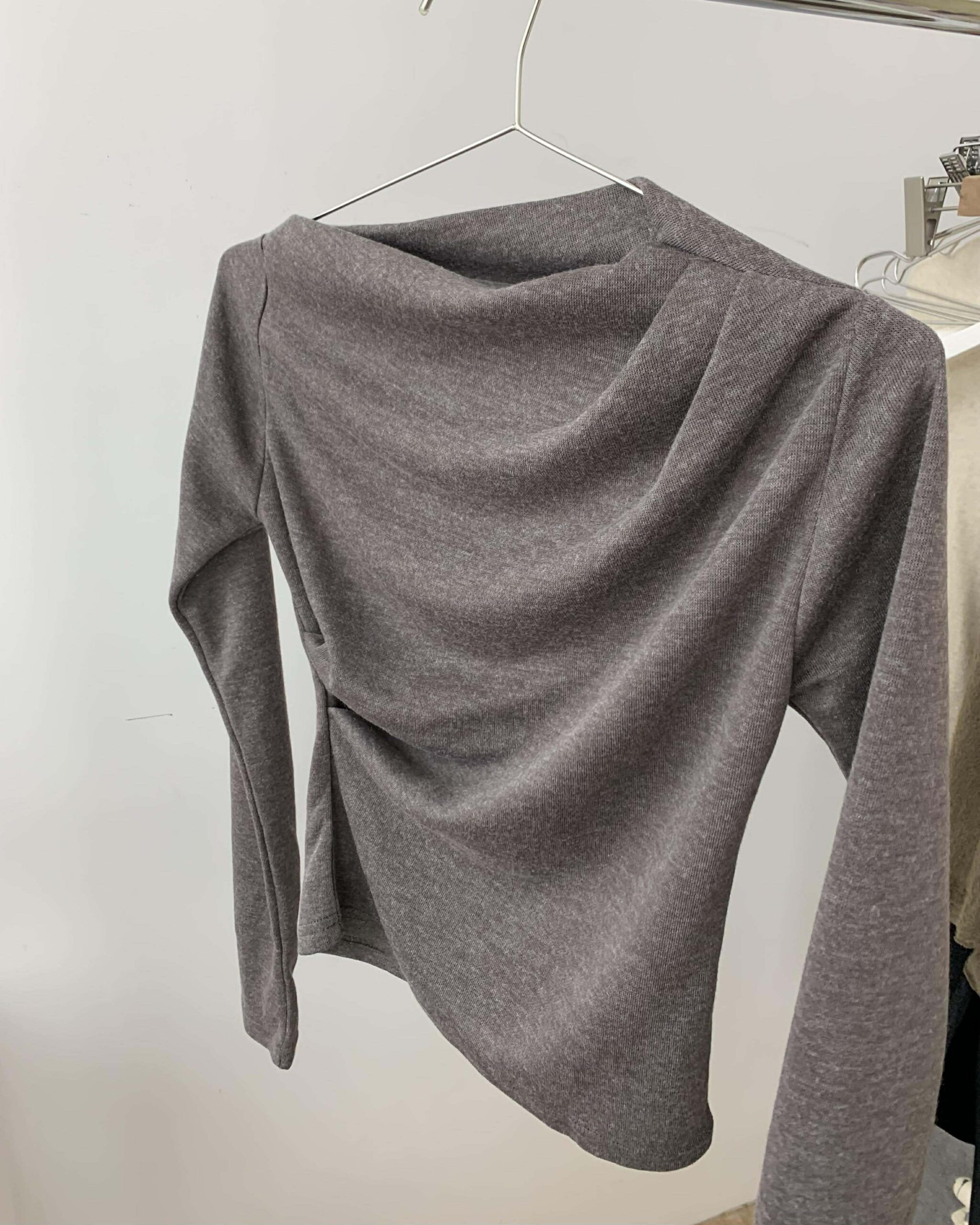 歐膩質感抓皺斜肩上衣 (摩卡)