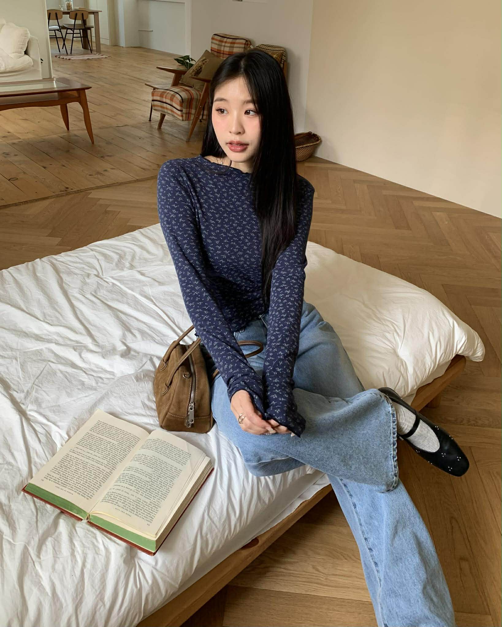 細緻簍空小花捲邊上衣 (深藍)