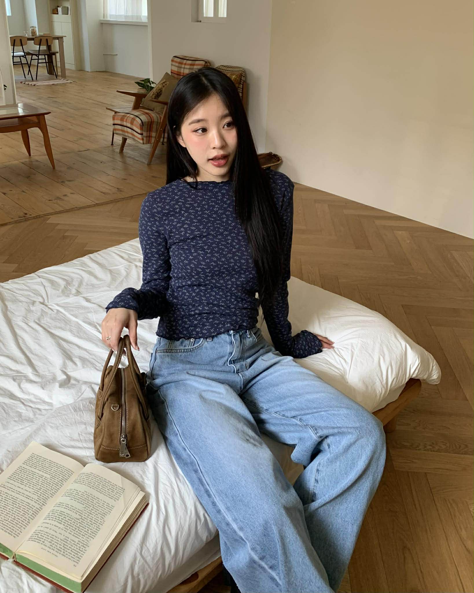 細緻簍空小花捲邊上衣 (深藍)