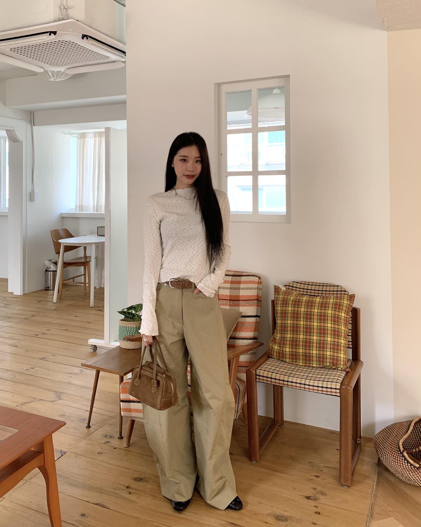 細緻簍空小花捲邊上衣 (白)