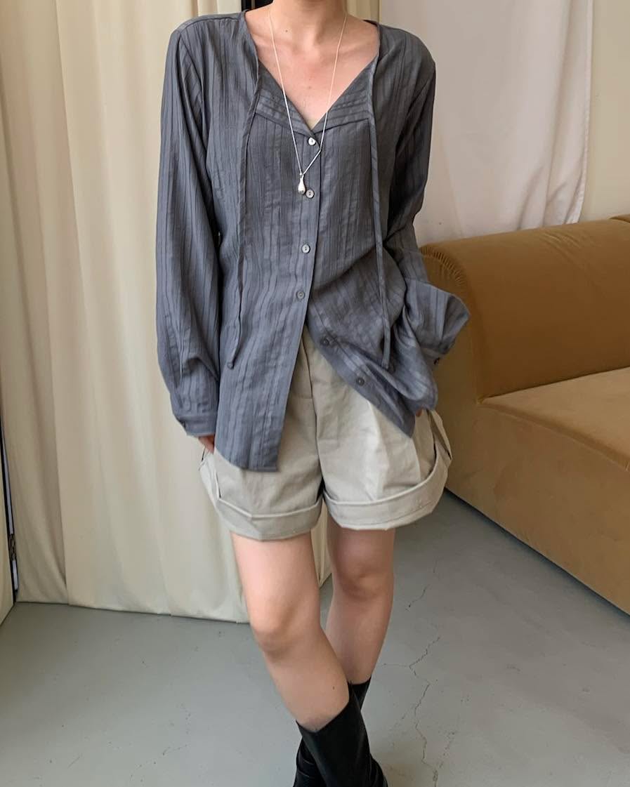 質感壓紋排扣造型上衣(炭灰)
